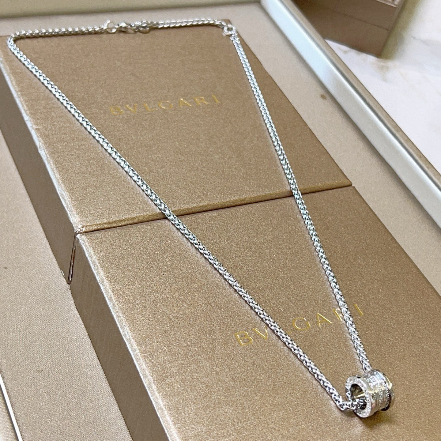 NO:542982,Bulgari necklace V gold material.BVLGARI DIVAS' DREAM series. Perfect appearance and invincible details. The unique color is completely impeccable. It is decorated with a classic ring shape design. It is simple but elegant and eye-catching. The combination of 18K gold makes the complexion look more elegant and the upper body is elegant and moving. The same style as men and women. Bulgari necklace, jewelry boutique, bottega veneta, bvlgari, bvlgari, necklace19860909批 宝格丽项链V金材质 .BVLGARI宝格丽 DIVAS‘ DREAM 系列 品相完美,细节无敌,那种独特的色泽完全无可挑剔,再缀以经典指环外形设计,简约之余却又优雅夺目,18K金的组合更显气色,上身雅致动人.男女同款 宝格丽项链,饰品精品,bottega veneta,bvlgari,bvlgari,necklace,Jewelry