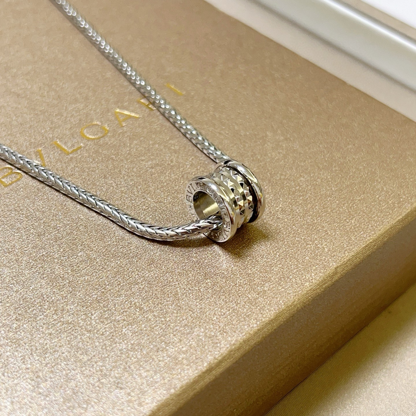 NO:542985,Batch. Bvlgari necklace V gold material. BVLGARI DIVAS’ DREAM series. Perfect appearance, unparalleled details, the unique color is completely impeccable, and is decorated with a classic ring shape design. It is simple yet elegant and eye-catching. The 18K combination is more elegant and elegant. Same style for men and women. Bvlgari necklace, boutique jewelry, bottega veneta, bvlgari, bvlgari, necklace19860909批.宝格丽项链V金材质 .BVLGARI宝格丽 DIVAS‘ DREAM 系列 品相完美,细节无敌,那种独特的色泽完全无可挑剔,再缀以经典指环外形设计,简约之余却又优雅夺目,18K的组合更显气色,上身雅致动人.男女同款 宝格丽项链,饰品精品,bottega veneta,bvlgari,bvlgari,necklace,Jewelry