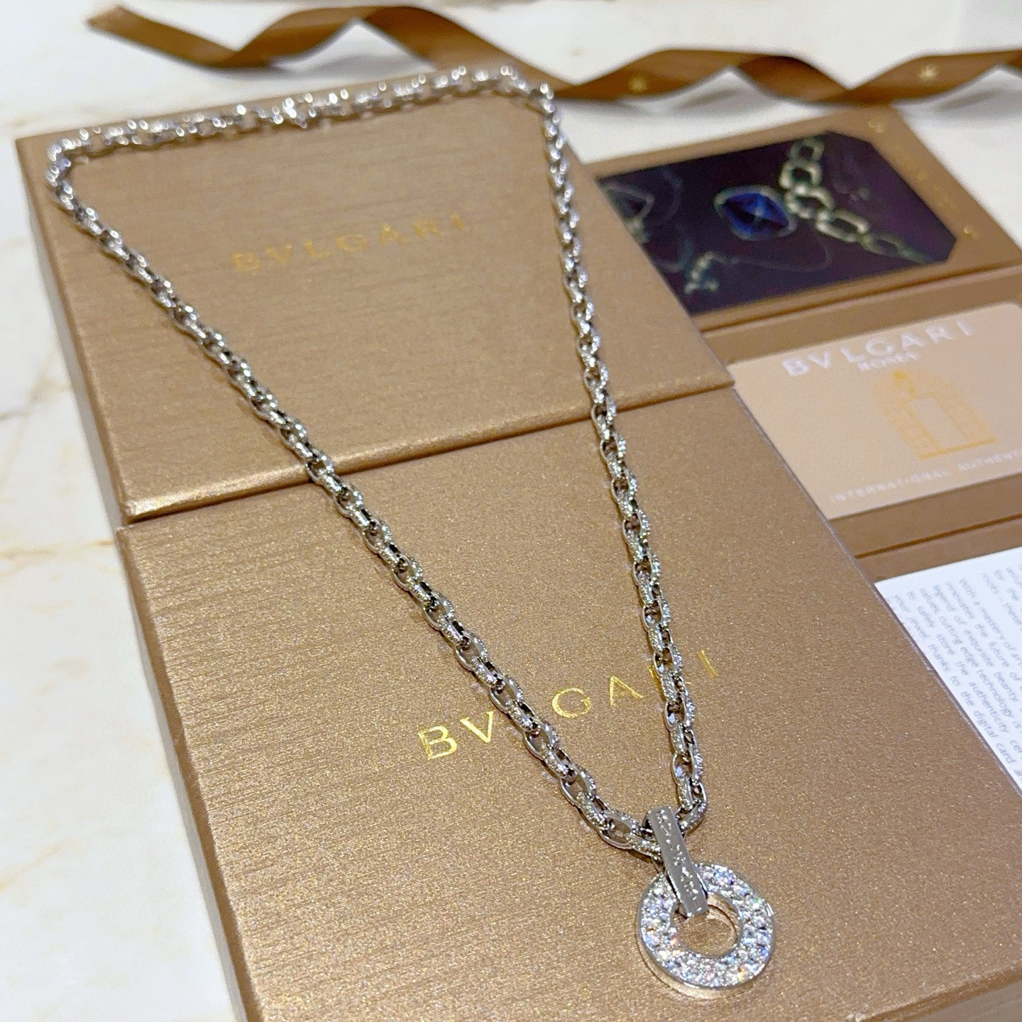 NO:542945,Bulgari necklace V gold material. BVLGARI DIVAS' DREAM series. Perfect appearance and invincible details. The unique color is completely impeccable. It is decorated with a classic ring shape design. It is simple but elegant and eye-catching. The combination of gold inlaid diamonds makes the look more elegant and the upper body is elegant. The same style as men and women. Bulgari necklace, jewelry boutique, bottega veneta, bvlgari, bvlgari, necklace, gold19860909批.宝格丽项链V金材质.BVLGARI宝格丽 DIVAS‘ DREAM 系列 品相完美,细节无敌,那种独特的色泽完全无可挑剔,再缀以经典指环外形设计,简约之余却又优雅夺目,黄金镶嵌钻石的组合更显气色,上身雅致动人.男女同款 宝格丽项链,饰品精品,bottega veneta,bvlgari,bvlgari,necklace,gold,Jewelry