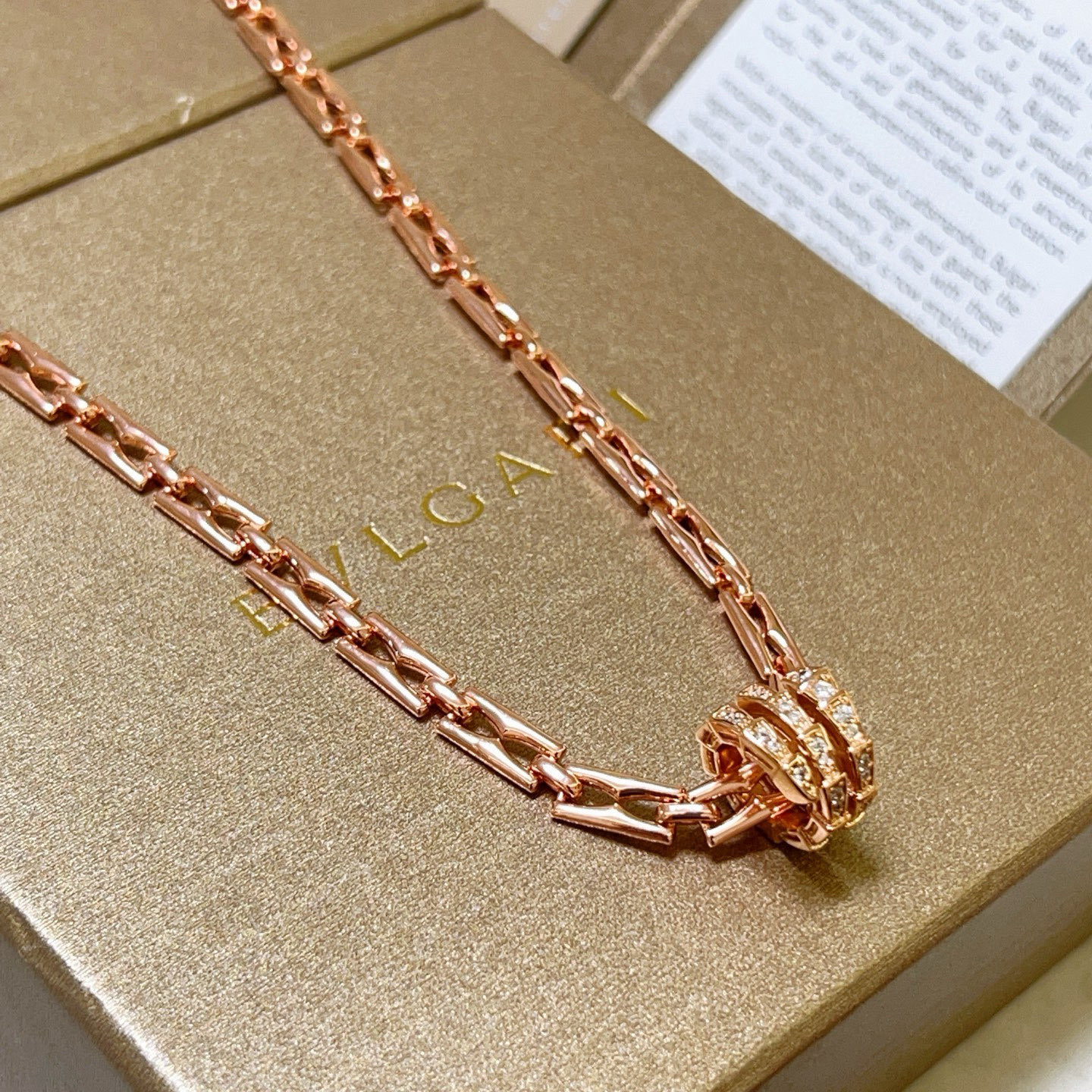 NO:542949,Bulgari necklace V gold material. BVLGARI DIVAS' DREAM series. Perfect appearance and invincible details. The unique color is completely impeccable. It is decorated with a classic ring shape design. It is simple but elegant and eye-catching. The combination of 18K gold makes the complexion look more elegant and the upper body is elegant and moving. The same style as men and women. Bulgari necklace, jewelry boutique, bottega veneta, bvlgari, bvlgari, necklace19860909批.宝格丽项链V金材质 .BVLGARI宝格丽 DIVAS‘ DREAM 系列 品相完美,细节无敌,那种独特的色泽完全无可挑剔,再缀以经典指环外形设计,简约之余却又优雅夺目,18K金的组合更显气色,上身雅致动人.男女同款 宝格丽项链,饰品精品,bottega veneta,bvlgari,bvlgari,necklace,Jewelry