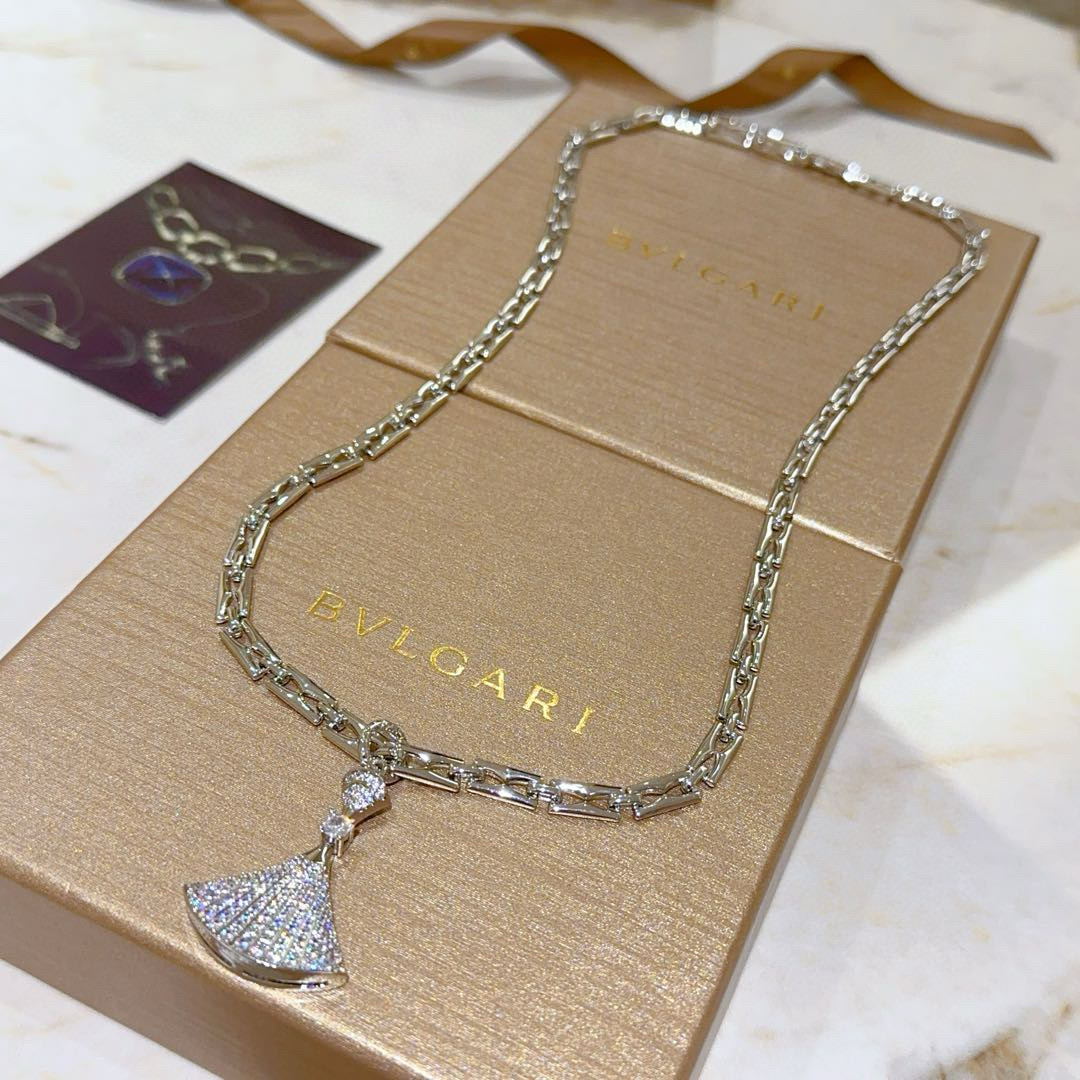 NO:542954,Bulgari necklace V gold material. BVLGARI DIVAS' DREAM snake head series perfect appearance and invincible details. The unique color is completely impeccable, and it is decorated with a classic ring shape design. It is simple but elegant and eye-catching. The combination of platinum makes the complexion look more elegant and the upper body is elegant and moving. The same style as men and women Bulgari necklace, jewelry boutique, bottega veneta, bvlgari, bvlgari, necklace19860909批.宝格丽项链V金材质.BVLGARI宝格丽 DIVAS‘ DREAM 蛇头系列 品相完美,细节无敌,那种独特的色泽完全无可挑剔,再缀以经典指环外形设计,简约之余却又优雅夺目,铂金的组合更显气色,上身雅致动人.男女同款 宝格丽项链,饰品精品,bottega veneta,bvlgari,bvlgari,necklace,Jewelry