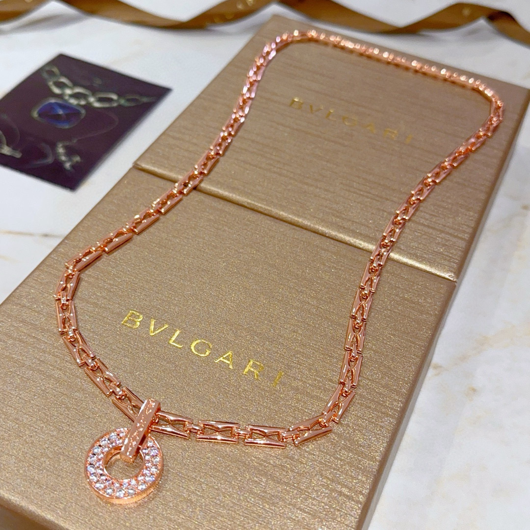 NO:542959,Bulgari necklace V gold material. BVLGARI DIVAS' DREAM series. Perfect appearance and invincible details. The unique color is completely impeccable. It is decorated with a classic ring shape design. It is simple but elegant and eye-catching. The combination of platinum diamonds inlaid with diamonds makes the upper body look more elegant and moving. The same style as men and women. Bulgari necklace, jewelry boutique, bottega veneta, bvlgari, bvlgari, necklace19860909批.宝格丽项链V金材质 .BVLGARI宝格丽 DIVAS‘ DREAM 系列 品相完美,细节无敌,那种独特的色泽完全无可挑剔,再缀以经典指环外形设计,简约之余却又优雅夺目,铂金镶嵌钻石的组合更显气色,上身雅致动人.男女同款 宝格丽项链,饰品精品,bottega veneta,bvlgari,bvlgari,necklace,Jewelry