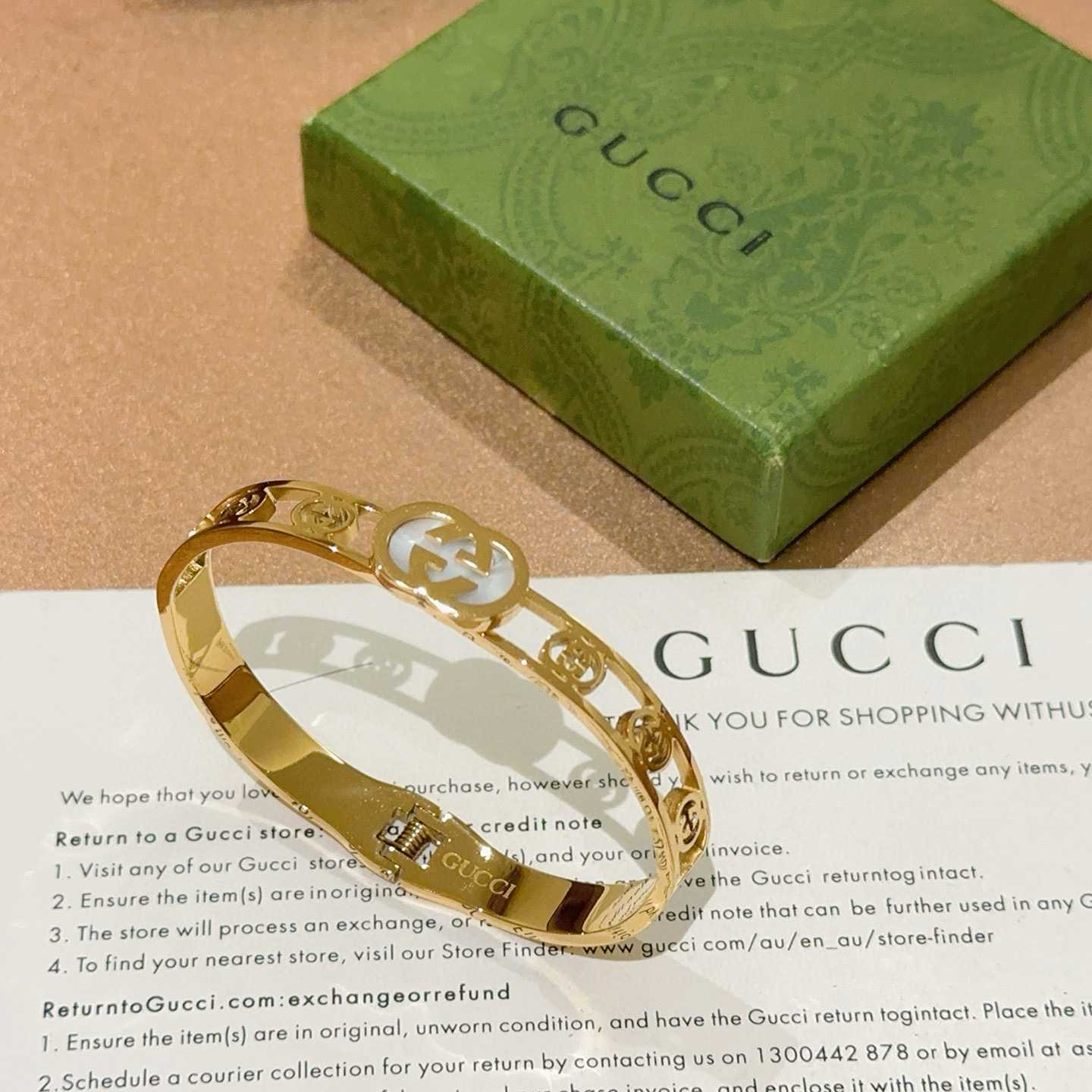 NO:542975,The latest style of Gucci bracelets with unique charm and a higher grade star. The same Anger Forest series dual G classic series retro silver widened high-quality Gucci bracelet. Details are used to treat the version. Non-market glossy style. This model has been released. Gucci is very good at matching trendy clothes, jewelry quality, gucci, bracelet19860909批.古驰手镯手环独特魅力十足最新款手镯 档次更高明星同款Anger Forest系列双G经典款系列复古银加宽高品质古驰手环 细节对版做旧处理 非市面亮面版型 这款一直在出 古驰里面热卖款 非常好搭配潮流衣服,饰品精品,gucci,bracelet,Jewelry