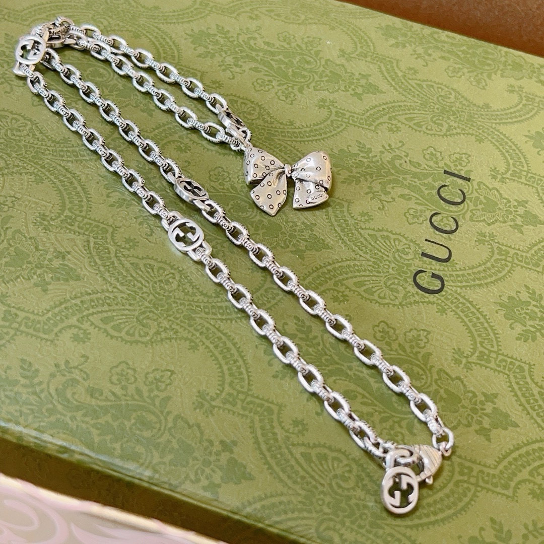 NO:542980,Batch New bow necklaces for men and women, Gucci necklaces for the latest 2025 chain grades, star-like Anger Forest series double G Gucci necklaces, chain length 60 cm can be changed, details are used to treat the version, non-market bright styles, this model has been released, Gucci is very easy to match with trendy clothes, jewelry quality, gucci, necklace19860909批 新品蝴蝶结男女同款项链 古驰项链2025最新款链条档次更高明星同款Anger Forest系列双G古驰项链 链长60厘米可改长度 细节对版做旧处理 非市面亮面版型 这款一直在出 古驰里面热卖款 非常好搭配潮流衣服,饰品精品,gucci,necklace,Jewelry