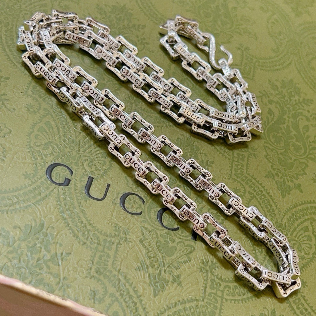 NO:543007,The latest model of Gucci necklace (luxury style) has a higher chain grade and the same style. It took more than a month to make it exquisitely and meticulously handmade to create the perfect latest style. Anger Forest series double G Gucci necklace, details are used to treat the version, non-market glossy style. This model has been released. Gucci is very easy to match with trendy clothes, fine accessories, gucci, necklace19860909批(奢华款)古驰项链最新款链条档次更高明星同款.花了一个多月做出来精工细致纯手工打造完美的最新款式 Anger Forest系列双G古驰项链 细节对版做旧处理 非市面亮面版型 这款一直在出 古驰里面热卖款 非常好搭配潮流衣服,饰品精品,gucci,necklace,Jewelry