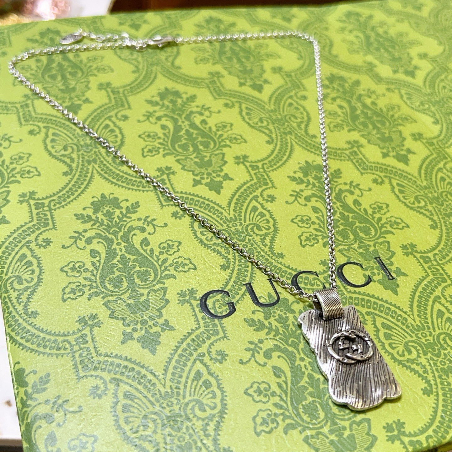 NO:542796,The latest Gucci necklace series has higher chain grade, star style Anger Forest tag series double G Gucci necklace, details are used to treat the version, non-market bright style, this model has been released, Gucci is popular in it, very easy to match with trendy clothes, jewelry quality, gucci, necklace19860909批 古驰项链最新款系列链条档次更高明星同款Anger Forest吊牌系列双G古驰项链 细节对版做旧处理 非市面亮面版型 这款一直在出 古驰里面热卖款 非常好搭配潮流衣服,饰品精品,gucci,necklace,Jewelry