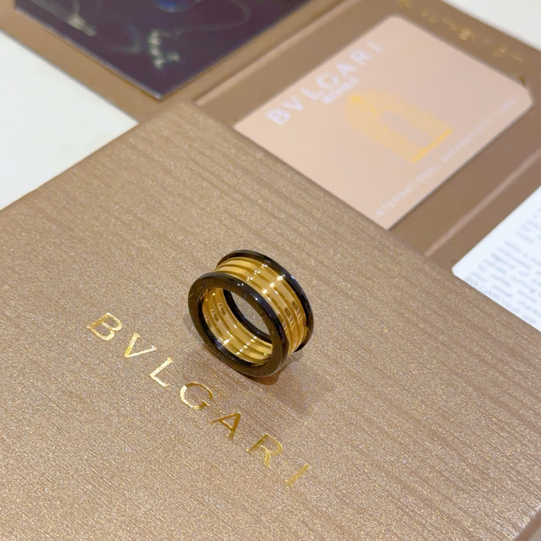 NO:542798,Bulgari ring V gold material. BVLGARI DIVAS' DREAM Middle rose gold and platinum edge color series. Perfect appearance, invincible details, the unique color is completely impeccable, and is decorated with a classic ring shape design. It is simple but elegant and eye-catching. The combination of rose gold and brown ceramics makes the complexion look more elegant and charming. The same style as men and women Bulgari rings. Number of sizes: 6789 10 11, jewelry quality, bottega veneta, bvlgari, bvlgari,ring19860909批.宝格丽戒指V金材质.BVLGARI宝格丽 DIVAS‘ DREAM 中间玫瑰金与白金边间色系列 品相完美,细节无敌,那种独特的色泽完全无可挑剔,再缀以经典指环外形设计,简约之余却又优雅夺目,玫瑰金棕陶瓷的组合更显气色,上身雅致动人.男女同款 宝格丽戒指 码数:6789 10 11,饰品精品,bottega veneta,bvlgari,bvlgari,ring,Jewelry