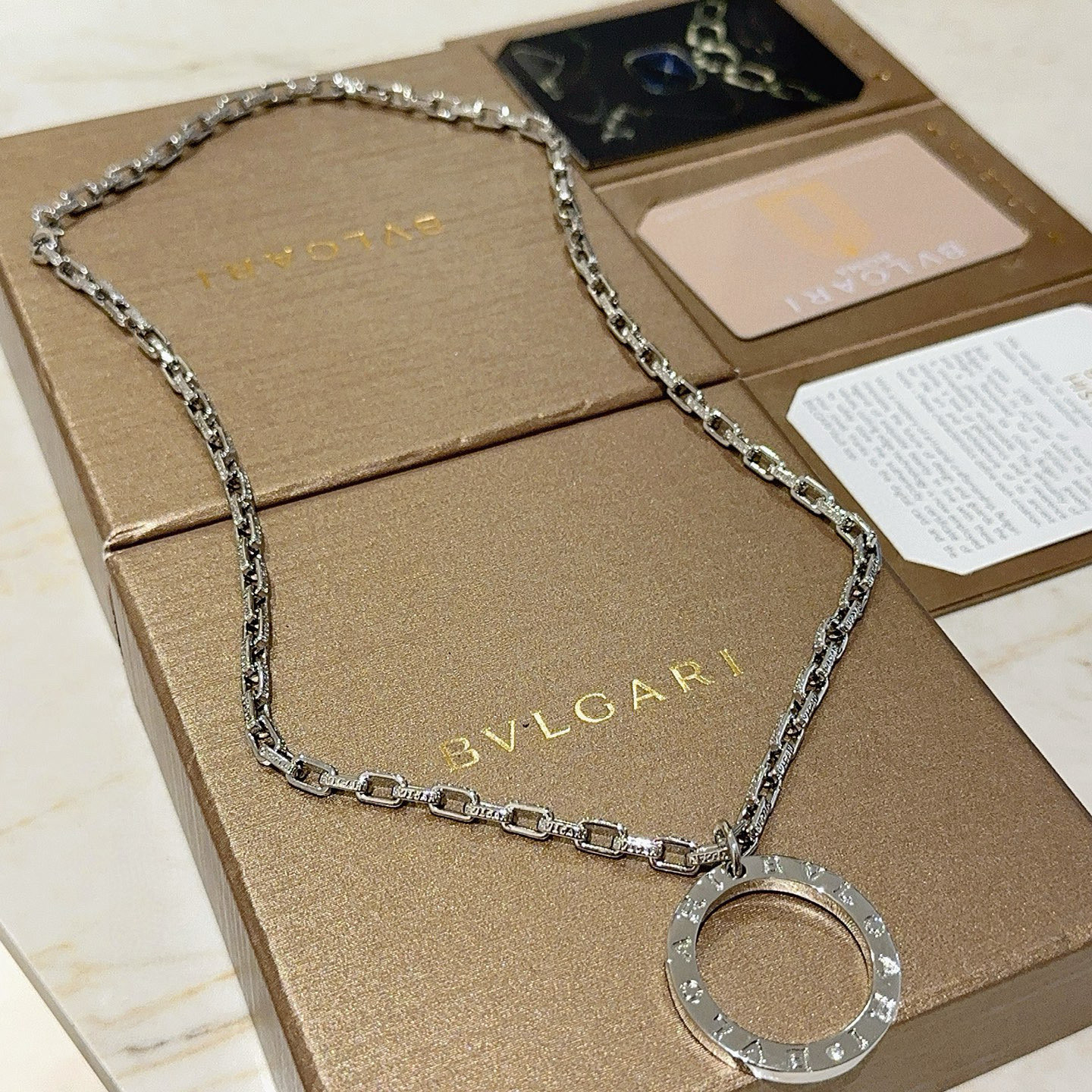 NO:542817,Bulgari necklace V gold material BVLGARI DIVAS’ DREAM series Perfect appearance and invincible details. The unique color is completely impeccable, and is decorated with a classic ring shape design. It is simple but elegant and eye-catching. The combination of V gold makes the complexion more elegant and charming. The upper body is elegant and moving. The same style for men and women. Bulgari necklace, jewelry boutique, bottega veneta, bvlgari, bvlgari, necklace19860909批 宝格丽项链V金材质 BVLGARI宝格丽 DIVAS‘ DREAM 系列 品相完美,细节无敌,那种独特的色泽完全无可挑剔,再缀以经典指环外形设计,简约之余却又优雅夺目,V金的组合更显气色,上身雅致动人.男女同款 宝格丽项链,饰品精品,bottega veneta,bvlgari,bvlgari,necklace,Jewelry