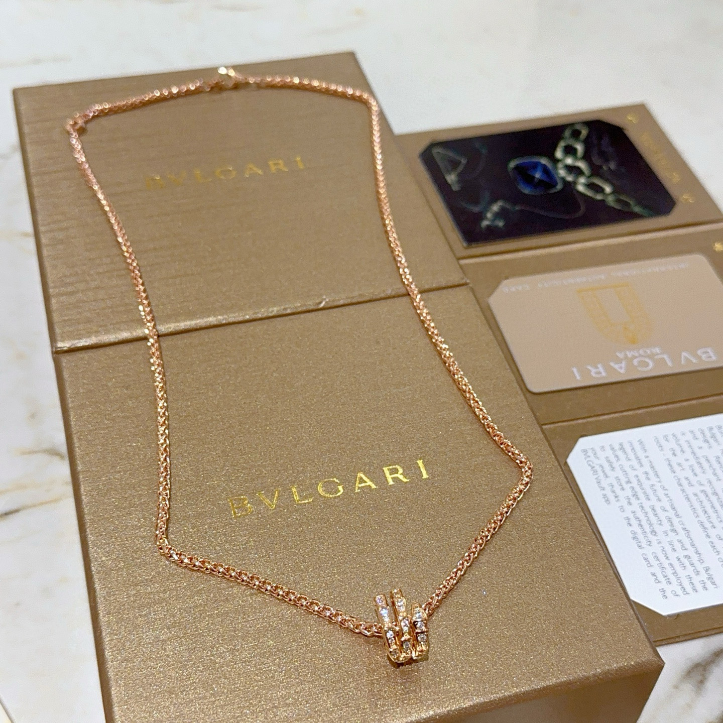 NO:542824,Bulgari necklace V gold material. BVLGARI DIVAS' DREAM series. Perfect appearance and invincible details. The unique color is completely impeccable. It is decorated with a classic ring shape design. It is simple but elegant and eye-catching. The combination of rose gold makes the complexion look more elegant and charming. The same style as men and women. Bulgari necklace. The chain length is 60cm, and the jewelry is fine, bottega veneta, bvlgari, bvlgari, necklace19860909批.宝格丽项链V金材质.BVLGARI宝格丽 DIVAS‘ DREAM 系列 品相完美,细节无敌,那种独特的色泽完全无可挑剔,再缀以经典指环外形设计,简约之余却又优雅夺目,玫瑰金的组合更显气色,上身雅致动人.男女同款 宝格丽项链 链长60cm,饰品精品,bottega veneta,bvlgari,bvlgari,necklace,Jewelry