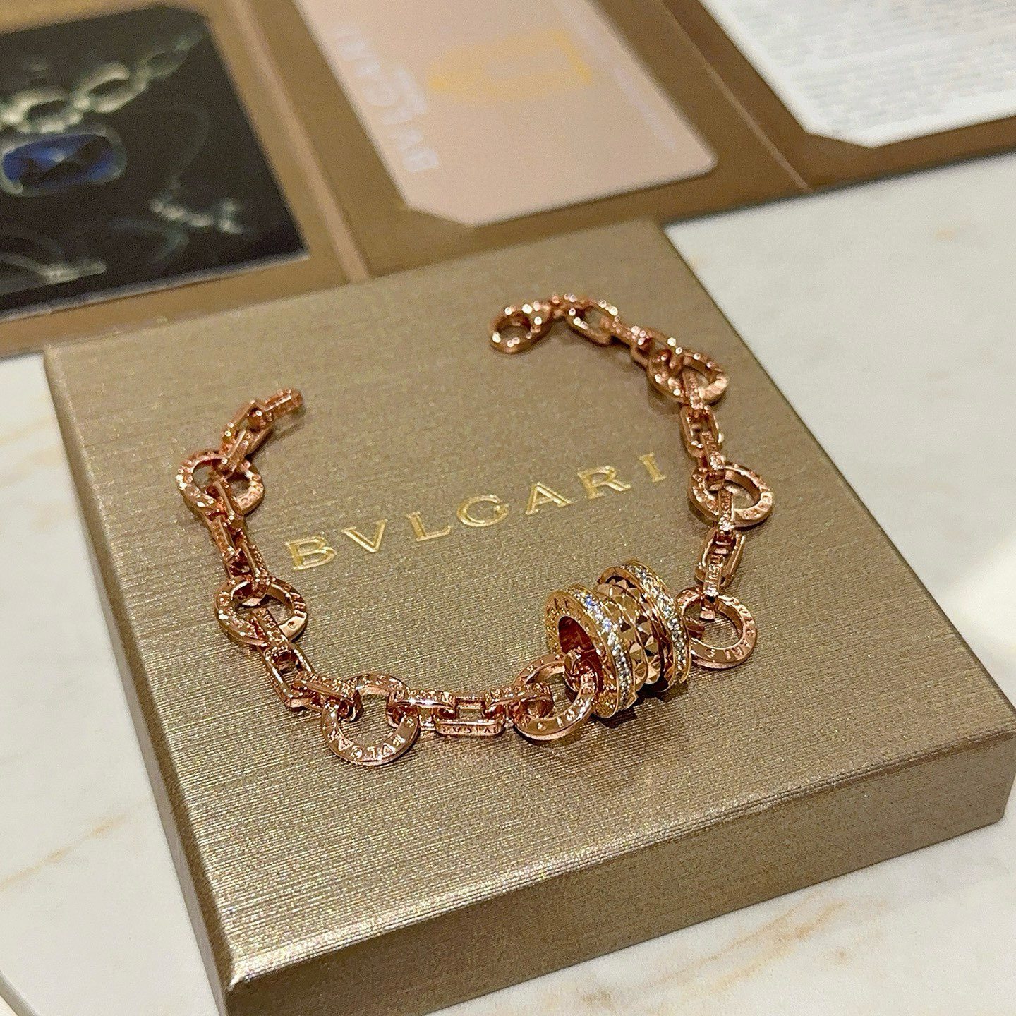 NO:542828,Bulgari bracelet V gold material BVLGARI DIVAS' DREAM series Perfect appearance, invincible details, the unique color is completely impeccable, and is decorated with a classic ring shape design, simple but elegant and eye-catching, the pure handmade combination of V gold makes the complexion look more elegant and attractive. The same style as men and women Bulgari bracelet size: 18 20 22 24 cm, jewelry quality, bottega veneta, bvlgari, bvlgari, bracelet19860909批.宝格丽手链V金材质 BVLGARI宝格丽 DIVAS‘ DREAM 系列 品相完美,细节无敌,那种独特的色泽完全无可挑剔,再缀以经典指环外形设计,简约之余却又优雅夺目,V金纯手工的组合更显气色,上手雅致动人.男女同款 宝格丽手链尺寸:18 20 22 24厘米,饰品精品,bottega veneta,bvlgari,bvlgari,bracelet,Jewelry