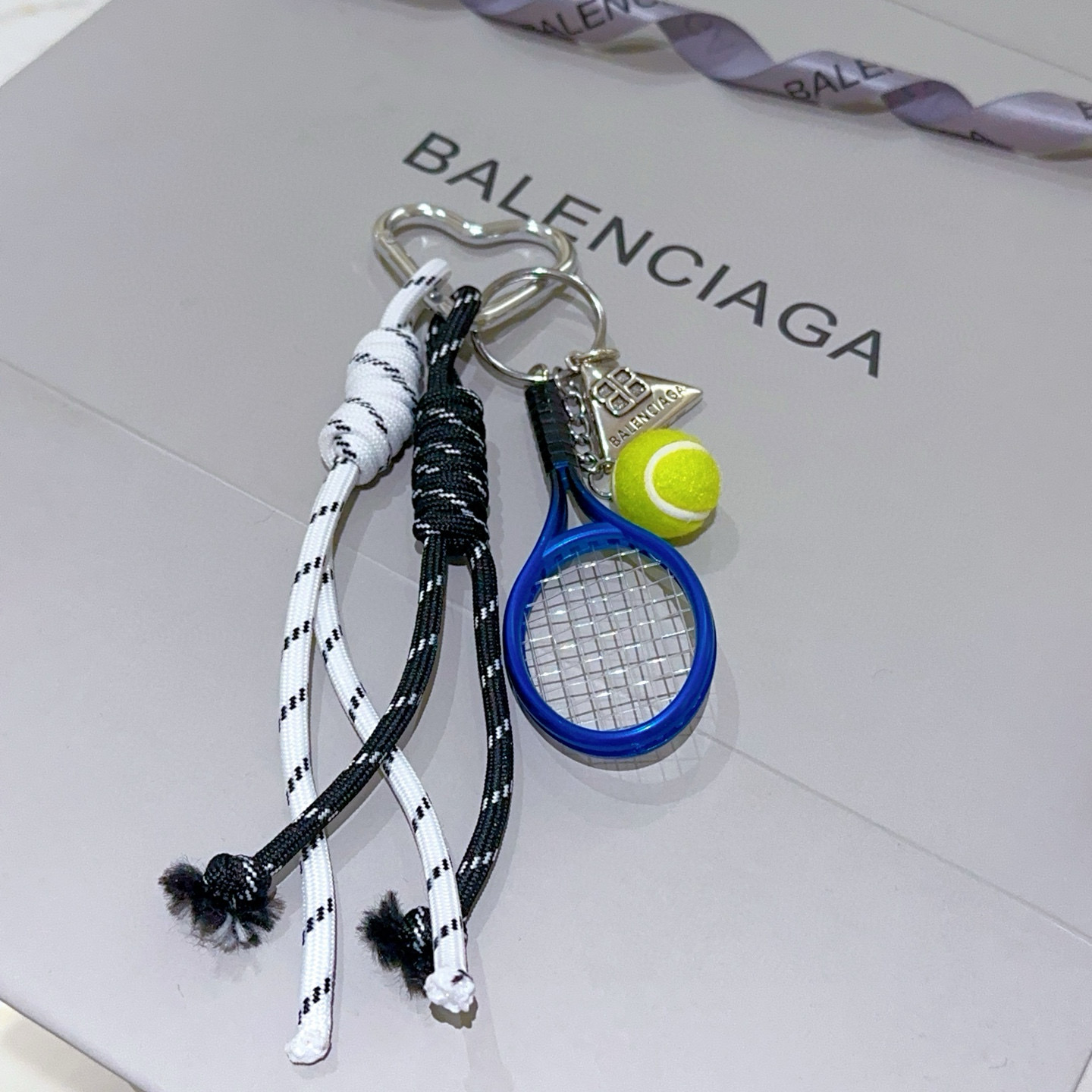 NO:542842,New products released Balenciaga bag hanging keychain Balenciaga keychain The latest bag hanging decoration is higher grade star style classic co-branded design concept keychain series Detailed version aging Non-market glossy version This model has been released. Balenciaga is very easy to match with trendy backpacks, jewelry quality, balenciaga, backpacks, keychain19860909批新品发布 巴黎世家包包挂饰钥匙扣 巴黎世家钥匙扣 最新款包包挂饰档次更高明星同款 经典款联名设计理念钥匙扣系列 细节对版做旧处理 非市面亮面版型 这款一直在出 巴黎世家里面热卖款 非常好搭配潮流背包,饰品精品,balenciaga,backpacks,keychain,Jewelry