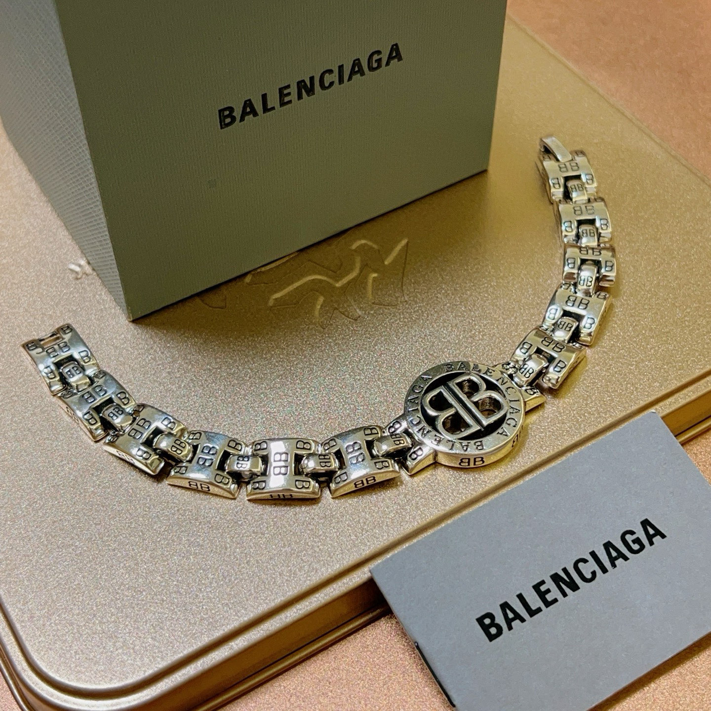 NO:542854,Batch. Original single product Balenciaga bracelet Balenciaga bracelet counter uniform Balenciaga bracelet. Men's hot products are shipped. Unique design. Avant-garde. Must-have for men!  Retro old design, no oxidation or fading, fine jewelry, balenciaga, balenciaga, bracelet19860909批. 原单货新品 巴黎世家手链Balenciaga手链专柜一致巴黎世家手链 男士火爆款出货 设计独特 前卫 男士必备！复古做旧设计 任带不氧化不退色,饰品精品,balenciaga,balenciaga,bracelet,Jewelry