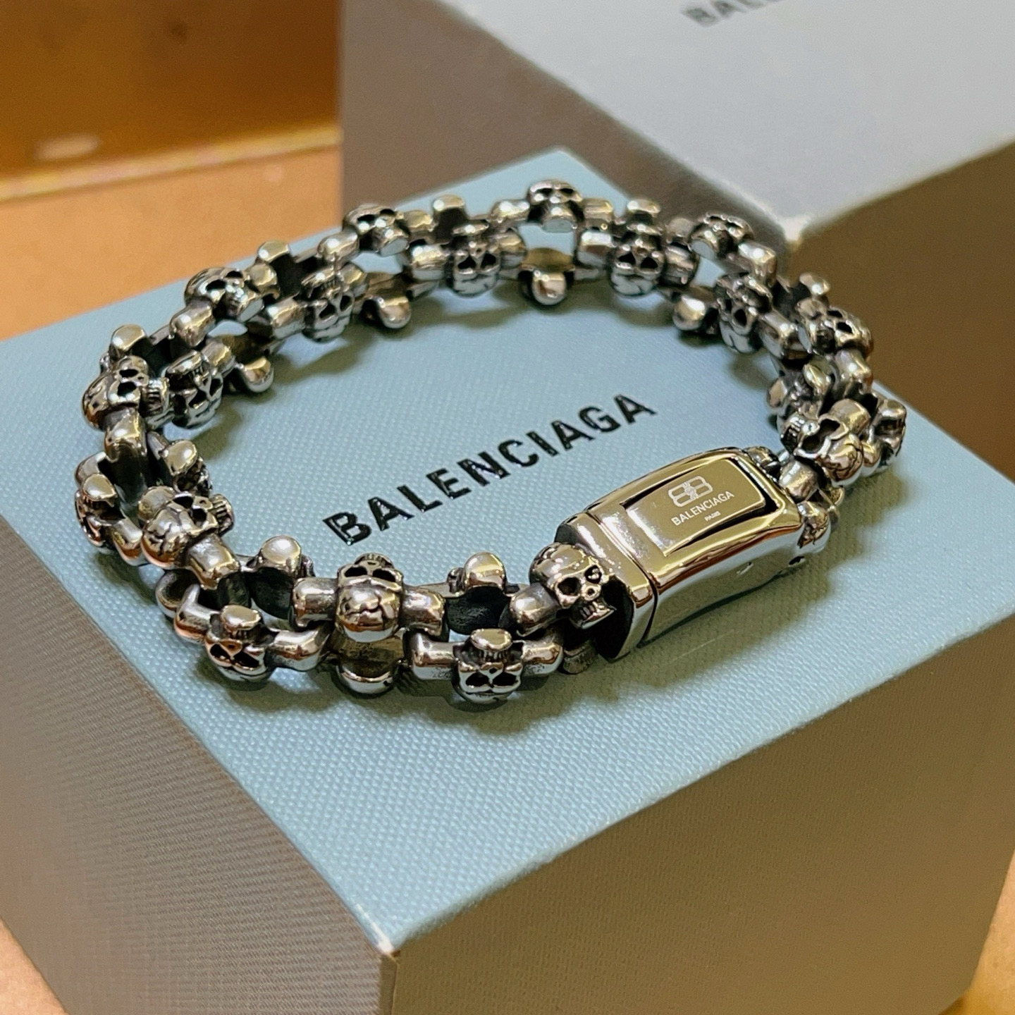 NO:542862,Batch. Original single product Balenciaga bracelet Balenciaga bracelet counter uniform Balenciaga bracelet. Men's hot products are shipped. Unique design. Avant-garde. Must-have for men!  Retro old design, no oxidation or fading, fine jewelry, balenciaga, balenciaga, bracelet19860909批. 原单货新品 巴黎世家手链Balenciaga手链专柜一致巴黎世家手链 男士火爆款出货 设计独特 前卫 男士必备！复古做旧设计 任带不氧化不退色,饰品精品,balenciaga,balenciaga,bracelet,Jewelry