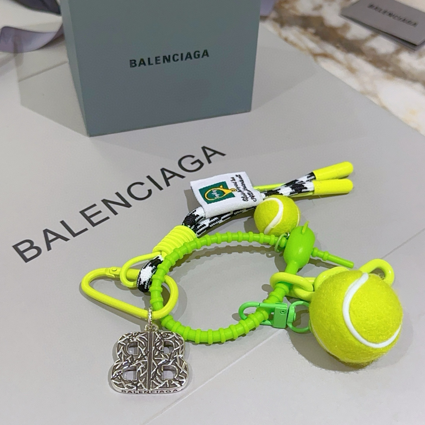 NO:542839,New products released Balenciaga bag hanging keychain Balenciaga keychain The latest bag hanging decoration is higher grade star style classic co-branded design concept keychain series Detailed version aging Non-market glossy version This model has been released. Balenciaga is very easy to match with trendy backpacks, jewelry quality, balenciaga, backpacks, keychain19860909批新品发布 巴黎世家包包挂饰钥匙扣 巴黎世家钥匙扣 最新款包包挂饰档次更高明星同款 经典款联名设计理念钥匙扣系列 细节对版做旧处理 非市面亮面版型 这款一直在出 巴黎世家里面热卖款 非常好搭配潮流背包,饰品精品,balenciaga,backpacks,keychain,Jewelry