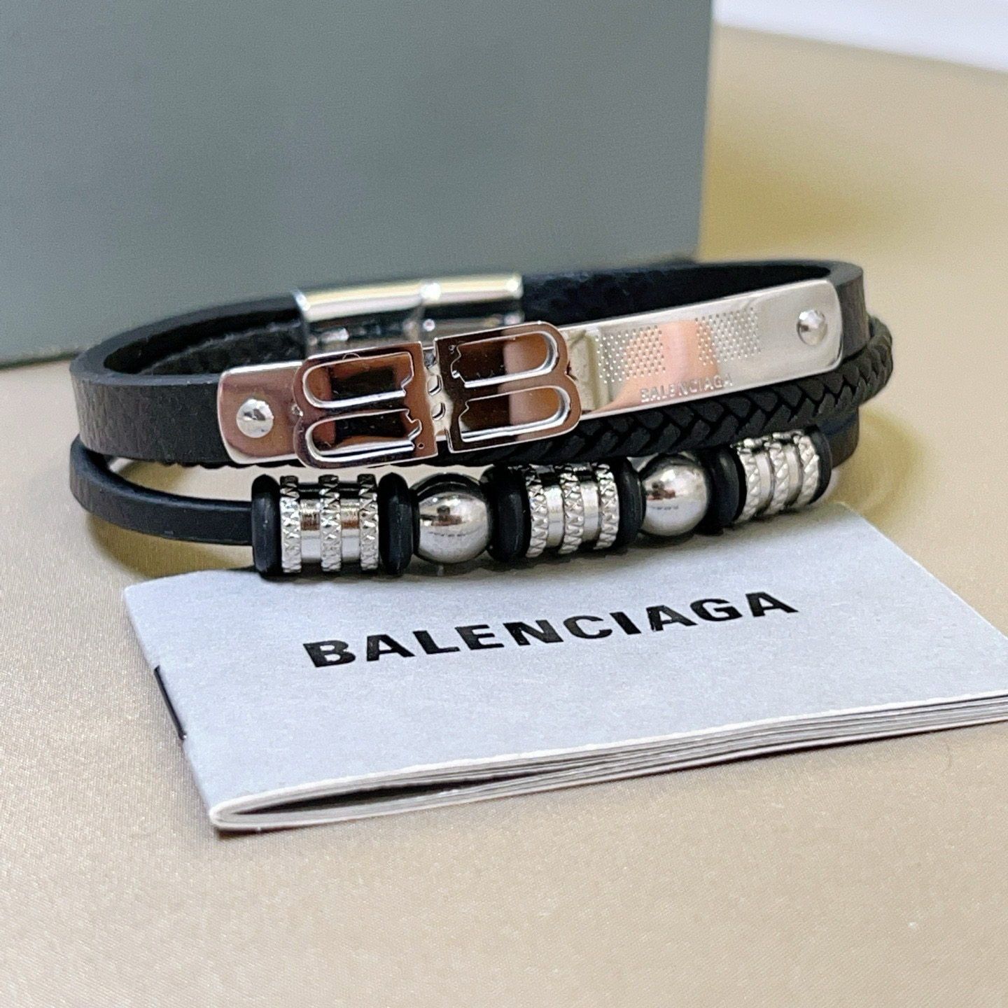 NO:542859,Batch new products are available. The latest model of Balenciaga bracelet leather rope bracelet is pure handmade cowhide material is higher grade. Stars same style. Anger Forest series double G classic series retro bracelet bracelet. Details are used to treat the version. Non-market bright style. This model has been released. The best-selling model in Balenciaga is very easy to match with trendy clothes. The number of sizes is 20 22cm, jewelry quality, balenciaga, bracelet, cowhide19860909批 新品发售 巴黎世家手绳皮绳手环最新款纯手工牛皮材质档次更高明星同款Anger Forest系列双G经典款系列复古手链手绳 细节对版做旧处理 非市面亮面版型 这款一直在出 巴黎世家里面热卖款 非常好搭配潮流衣服码数20 22cm,饰品精品,balenciaga,bracelet,cowhide,Jewelry