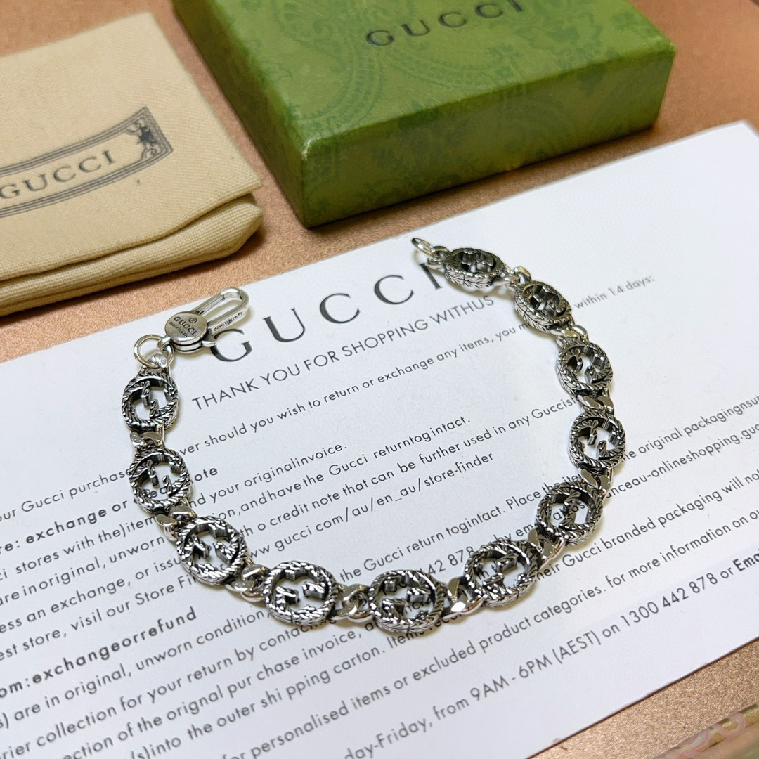 NO:542877,. The latest release of Gucci Gucci bracelets. The latest classic style is exquisite, regardless of style or texture. You can understand the original logo at a glance. Super nice. The best choice for matching clothes. It is a must-have artifact for men and women. The number of codes is 18.20.22.24 cm. Premium accessories, gucci, gucci, bracelet19860909批. 最新出炉 Gucci古驰手链最新款的经典款 精致无论款式 质感 都是绝对的顶尖feel 只要看一眼就懂了原版logo 超 nice 搭配衣服最佳的选择,男女同款必备神器 码数18.20.22.24厘米,饰品精品,gucci,gucci,bracelet,Jewelry