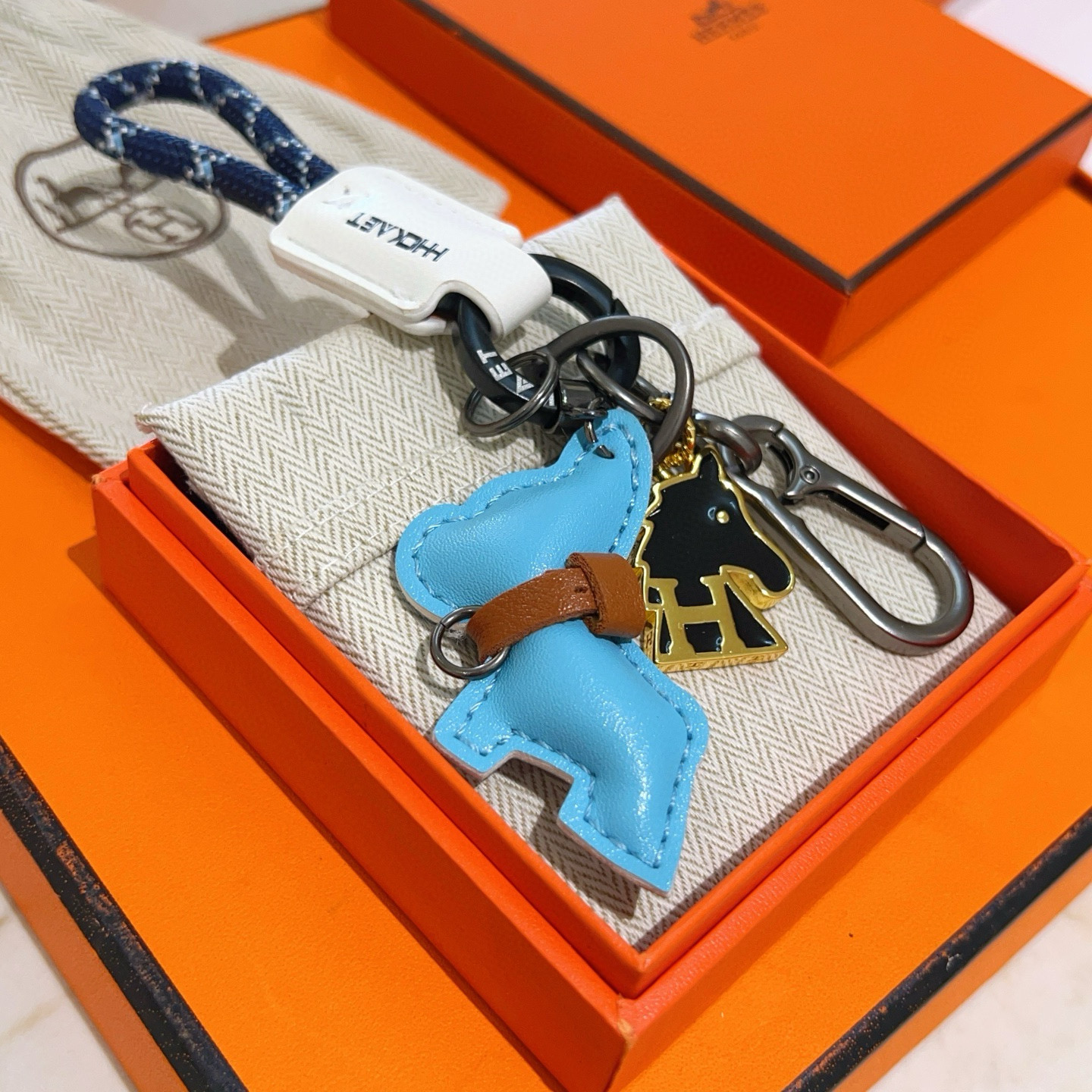 NO:542883,Purchase. New Hermes keychain thickened version, Platinum version. High-end precision version [color][color] Many internet celebrities same style. Hermes hanging decoration keychain is too challenging for the master's craftsmanship. It is not simple to ensure that every detail is in place. High-end customization, same style for men and women, Hermes is popular 1:1 super exquisite star. The same style k gold texture, and the high-end craftsmanship is created. Car keychain is really awesome, jewelry quality, hermes, hermes, keychain19860909批.新款Hermes爱马仕钥匙扣钥匙扣加厚版 铂金版.高级精工版[色][色]众多网红同款 爱马仕挂饰钥匙扣太考验师傅的手艺了 要确保每个细节都到位不简单[色][色] 高端定制 男女同款 爱马仕火爆 1:1超精赞明星 同款 k金质感,精工高端工艺打造出炉. 车钥匙扣上真的赞爆,饰品精品,hermes,hermes,keychain,Jewelry