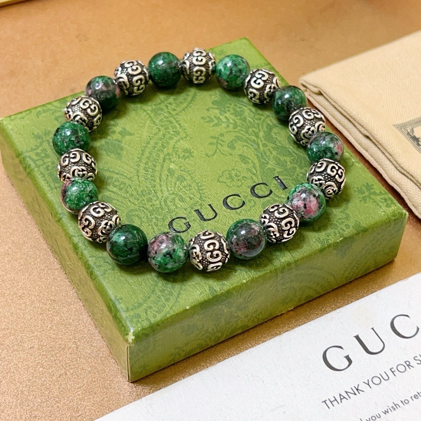 NO:542890,Buy Gucci bracelets are the same as men and women. The latest natural stone green jade bracelet is higher in grade. Stars are the same as Anger Forest series double g agate bracelet. Size: 16-24 cm. Details are used to treat the old version. Non-market bright version. This one is always being made on the market. Gucci is popular in the hot-selling style. Very easy to match clothes, fine accessories, gucci, bracelet19860909批 古驰手链男女同款 最新款天然石绿翡花手链档次更高明星同款Anger Forest系列双g玛瑙手链 尺寸:16-24厘米 细节对版做旧处理 非市面亮面版型 非市面普通做这款一直在出 古驰里面热卖款 非常好搭配衣服,饰品精品,gucci,bracelet,Jewelry