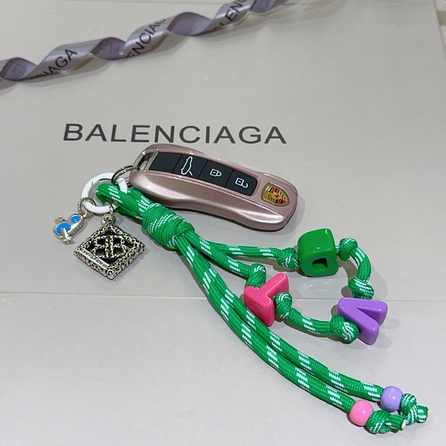 NO:542884,New products released Balenciaga bag hanging keychain Balenciaga keychain The latest bag hanging decoration is higher grade star style classic co-branded design concept keychain series Detailed version aging Non-market glossy version This model has been released. Balenciaga is very easy to match with trendy backpacks, jewelry quality, balenciaga, backpacks, keychain19860909批新品发布 巴黎世家包包挂饰钥匙扣 巴黎世家钥匙扣 最新款包包挂饰档次更高明星同款 经典款联名设计理念钥匙扣系列 细节对版做旧处理 非市面亮面版型 这款一直在出 巴黎世家里面热卖款 非常好搭配潮流背包,饰品精品,balenciaga,backpacks,keychain,Jewelry