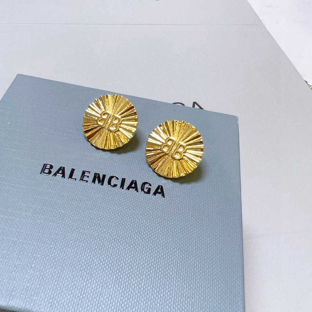 NO:542891,BALENCIAGA Balenciaga Earrings King Series Counter Synchronization Update Simple Car Flower Styling Earrings Classic Styling and Matching Full of Design Feelings Awesome with Clothes, Boutique Jewelry, Balenciaga, Earrings19860909批 BALENCIAGA 巴黎世家耳钉 王炸系列 专柜同步 更新 简约车花造型耳环 经典造型搭配 设计感十足 搭配衣服绝绝子,饰品精品,balenciaga,balenciaga,earrings,Jewelry