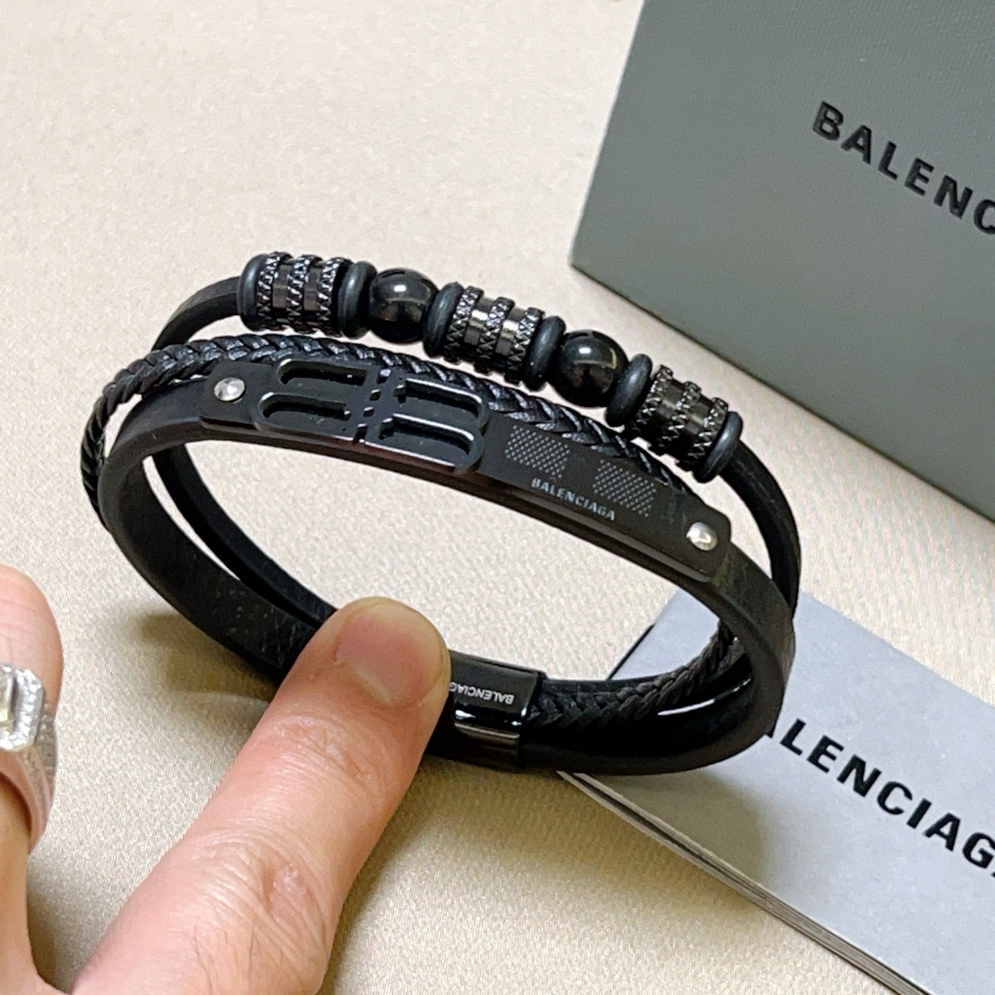 NO:542915,Batch new products are available. The latest model of Balenciaga bracelet leather rope bracelet is pure handmade cowhide material is higher grade. Stars same style. Anger Forest series double G classic series retro bracelet bracelet. Details are used to treat the version. Non-market bright style. This model has been released. Gucci is very good. It is very easy to match with trendy clothes. Number of 20 22cm. Elegant accessories, balenciaga, gucci, bracelet, cowhide19860909批 新品发售 巴黎世家手绳皮绳手环最新款纯手工牛皮材质档次更高明星同款Anger Forest系列双G经典款系列复古手链手绳 细节对版做旧处理 非市面亮面版型 这款一直在出 古驰里面热卖款 非常好搭配潮流衣服码数20 22cm,饰品精品,balenciaga,gucci,bracelet,cowhide,Jewelry