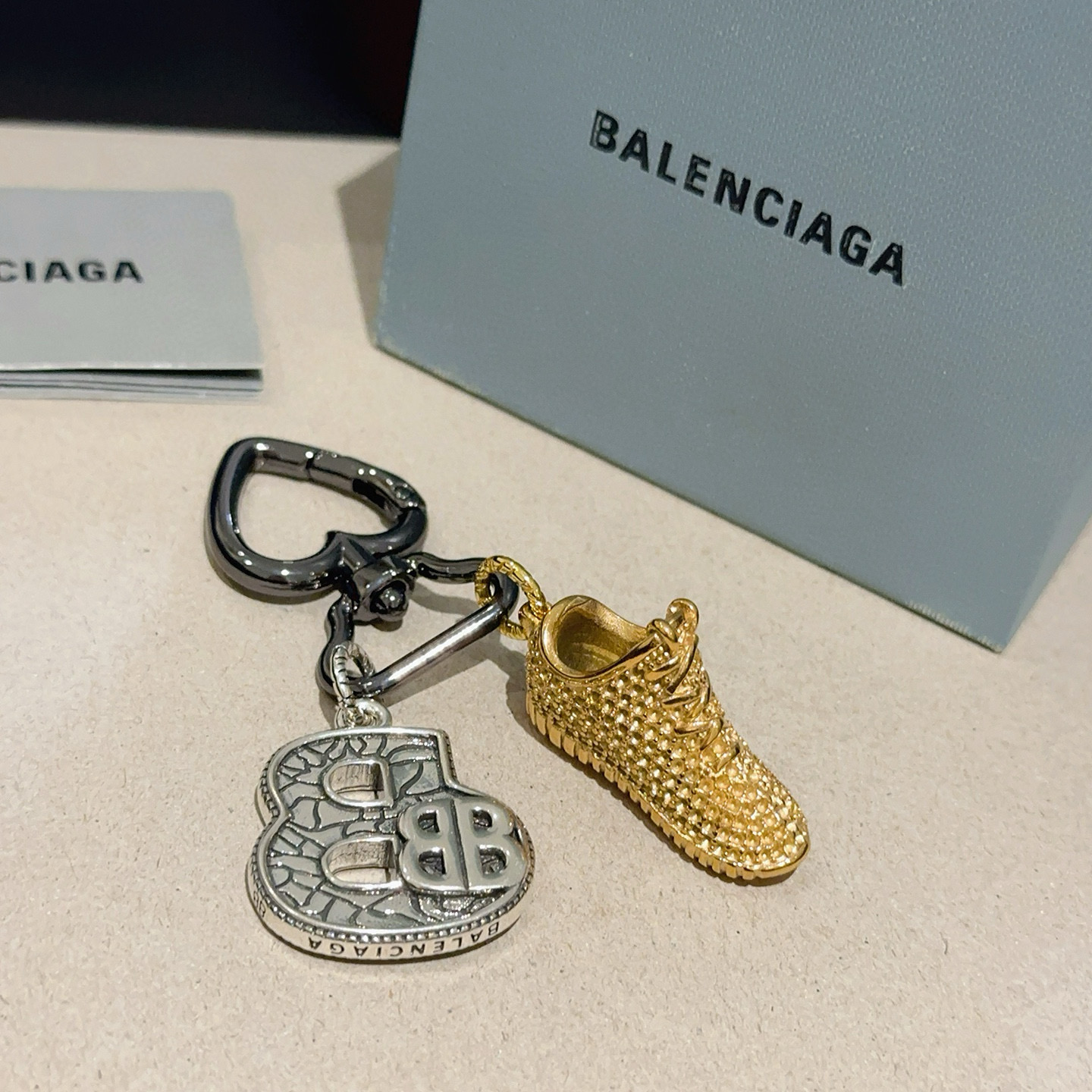 NO:542919,New products released Balenciaga bag hanging keychain Balenciaga keychain The latest bag hanging decoration is higher grade star style classic co-branded design concept keychain series Detailed version aging Non-market glossy version This model has been released. Balenciaga is very easy to match with trendy backpacks, jewelry quality, balenciaga, backpacks, keychain19860909批新品发布 巴黎世家包包挂饰钥匙扣 巴黎世家钥匙扣 最新款包包挂饰档次更高明星同款 经典款联名设计理念钥匙扣系列 细节对版做旧处理 非市面亮面版型 这款一直在出 巴黎世家里面热卖款 非常好搭配潮流背包,饰品精品,balenciaga,backpacks,keychain,Jewelry