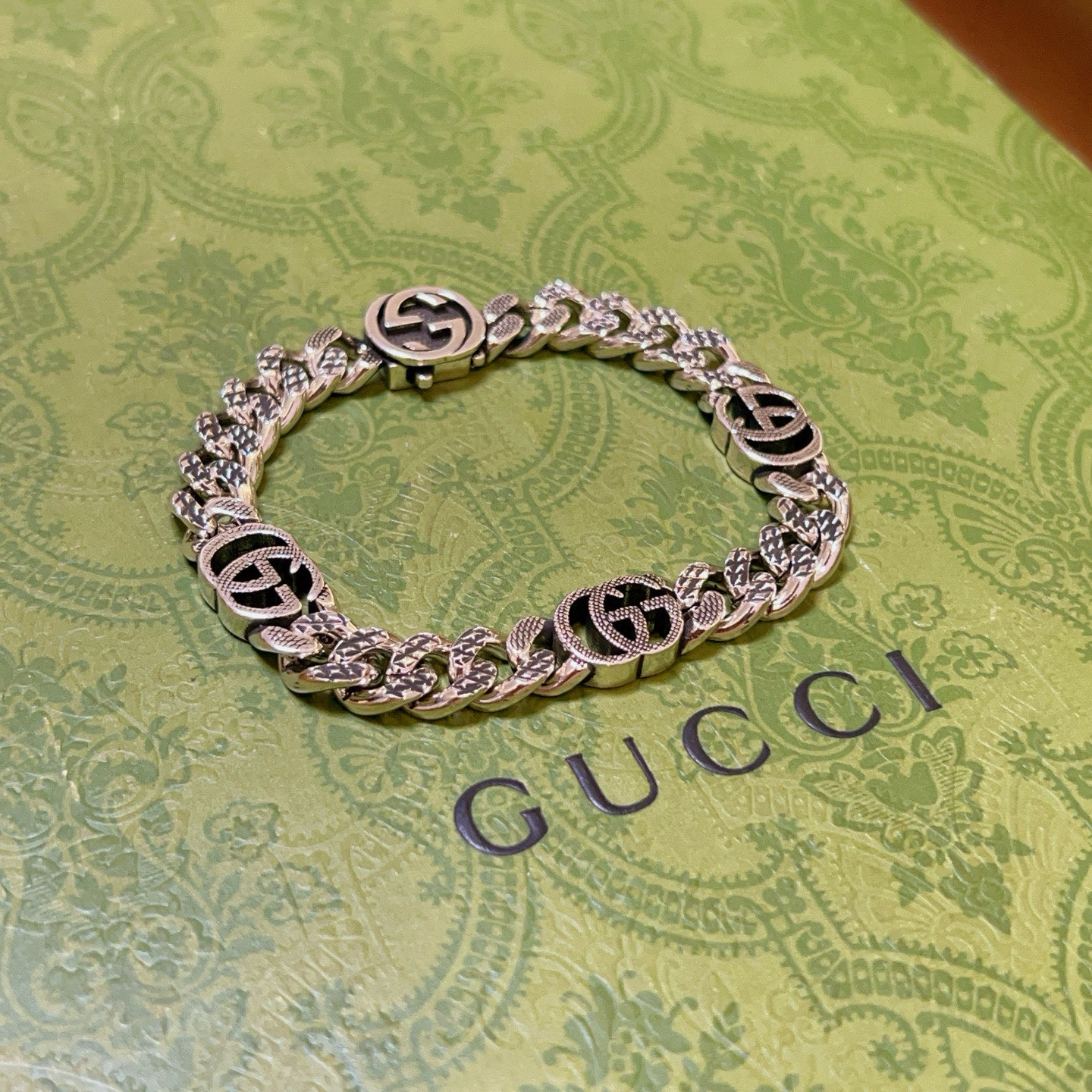 NO:542931,. Gucci New Year of the Snake New Model 2025 is released. The latest classic model of Gucci Gucci bracelet is exquisite, regardless of style or texture. It is absolutely top feel. Just take a look and you can understand the original logo. Super nice. The most suitable choice for matching clothes. It is a must-have artifact for men and women. Number of codes 18 20 22 24 cm. Simple and atmospheric, low-key and luxurious, fine jewelry, gucci, gucci, bracelet19860909批 . 古驰蛇年新款推荐款2025最新出炉 Gucci古驰手链最新款经典款 精致无论款式 质感 都是绝对的顶尖feel 只要看一眼就懂了原版logo 超 nice 搭配衣服最适合的选择,男女同款必备神器 码数18 20 22 24厘米 简单又大气,低调显奢华,饰品精品,gucci,gucci,bracelet,Jewelry