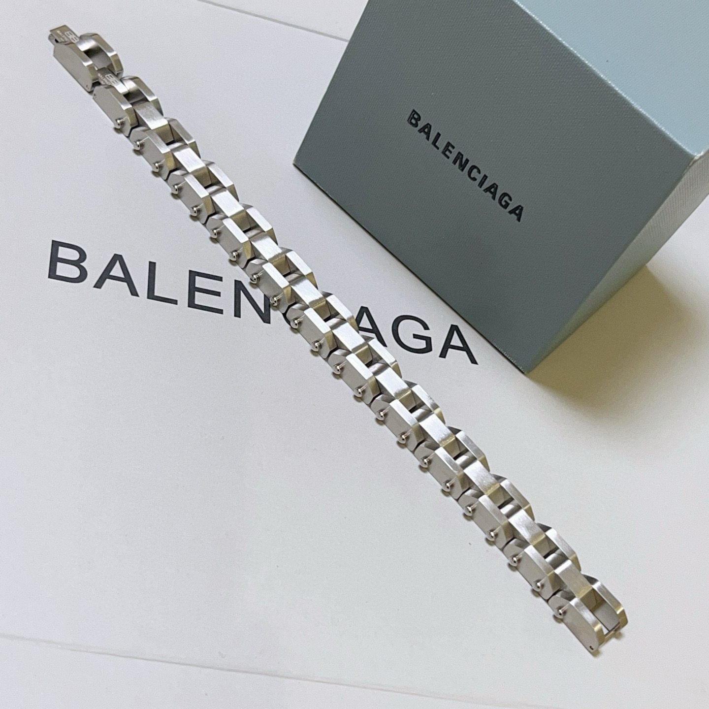 NO:555807,Batch. Original new product Balenciaga Balenciaga Bracelet Counter Same Balenciaga Bracelet Popular models for men and women shipped Unique design avant-garde A must-have for men and women!  High-quality items that will not oxidize or fade any time you wear them. The texture of the gold is super great, fine jewelry, balenciaga, balenciaga, bracelet19860909批. 原单货新品 巴黎世家 Balenciaga手链专柜一致巴黎世家手链 男女火爆款出货 设计独特 前卫 男女必备！任佩戴不氧化不退色 的高品质单品 咪金质感超级棒,饰品精品,balenciaga,balenciaga,bracelet,Jewelry