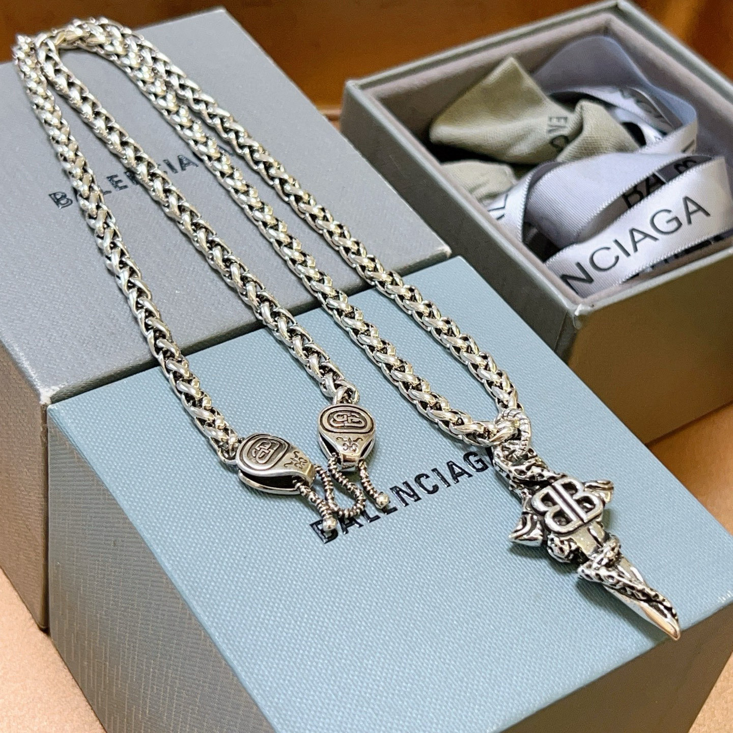 NO:555788,Batch original single goods new products Balenciaga necklace Balenciaga new necklace counter consistent fine details workmanship every detail process in place fine design craftsmanship hot models shipped unique design retro style Balenciaga necklace, jewelry boutique, balenciaga, balenciaga, necklace19860909批 原单货新品 巴黎世家项链 Balenciaga 新款项链专柜一致 细节做工精细 每个细节流程到位 设计工艺精细 火爆款出货 设计独特 复古风格 巴黎世家项链,饰品精品,balenciaga,balenciaga,necklace,Jewelry