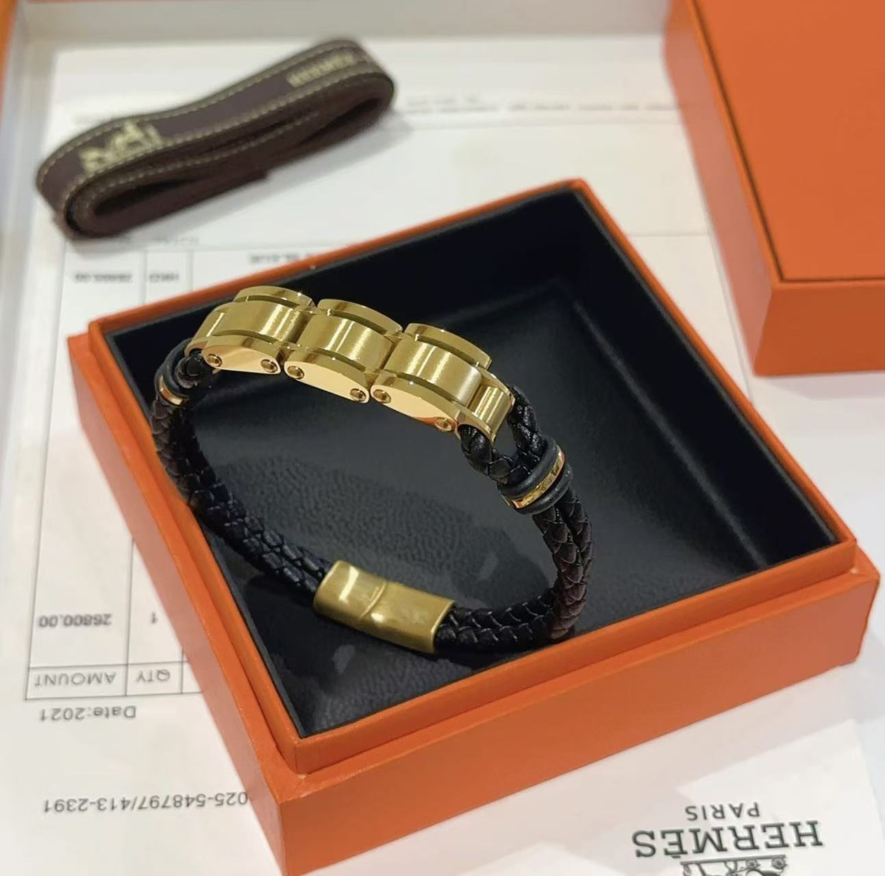 NO:555803,Batch New Product Release Hermès Leather Cord Bracelet The latest model of pure handmade leather material is of higher quality. The same style as the star Anger Forest series Hermès bracelet classic series 18k gold bracelet bracelet. The details are distressed. The non-market sand surface version. This one has been out. The best-selling model in Hermès. It is very good to match trendy clothes, high-quality jewelry, hermes, and bracelets.19860909批 新品发售 爱马仕皮绳手环最新款纯手工皮材质档次更高明星同款Anger Forest系列爱马仕手链经典款系列18k金手链手绳 细节对版做旧处理 非市面沙面版型 这款一直在出 爱马仕里面热卖款 非常好搭配潮流衣服,饰品精品,hermes,bracelet,Jewelry