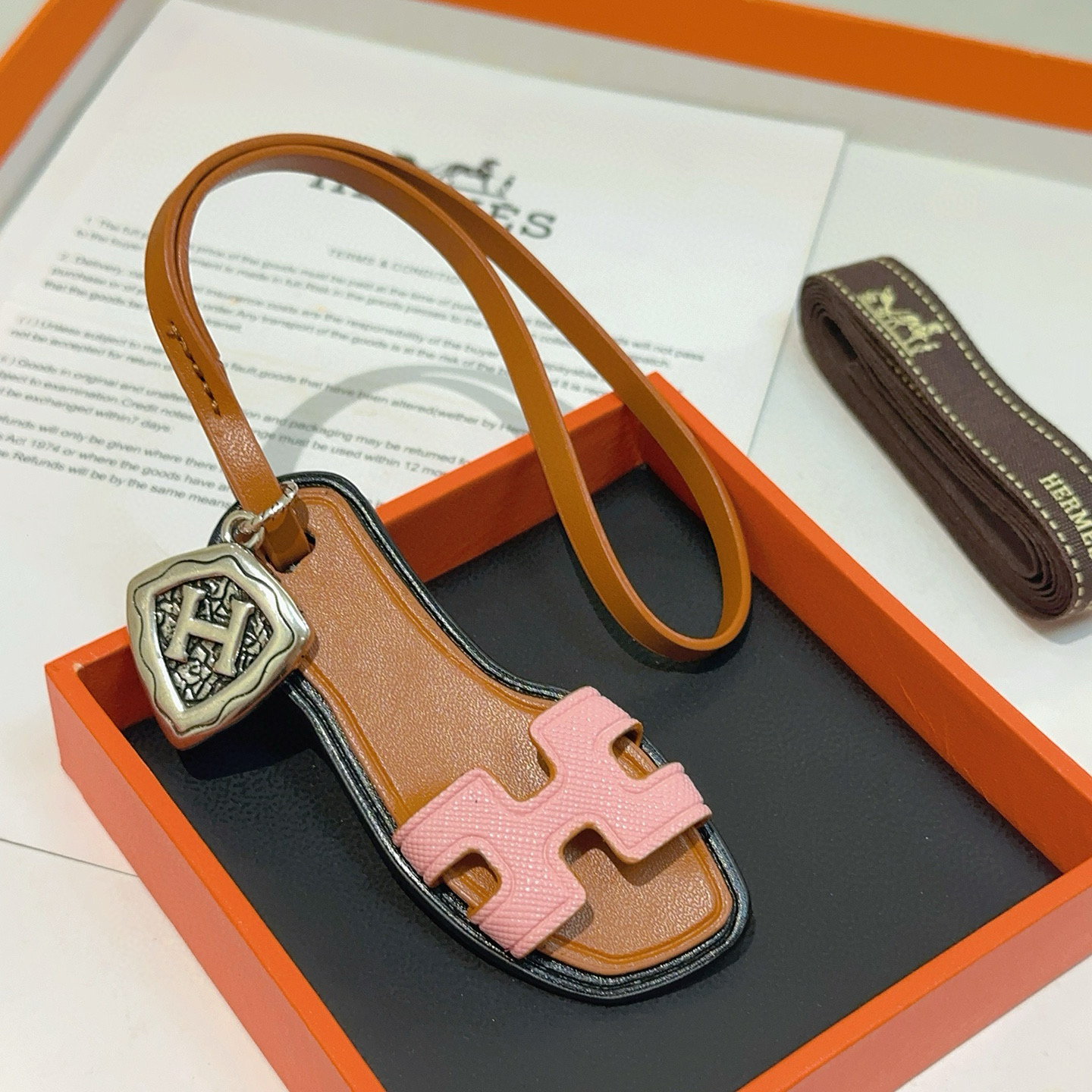Hermes Oran Sandal Bag Charm pendentif cuir beige rose Epsom cuir antique argenté métal bord noir garniture 17 cm longueur du bracelet