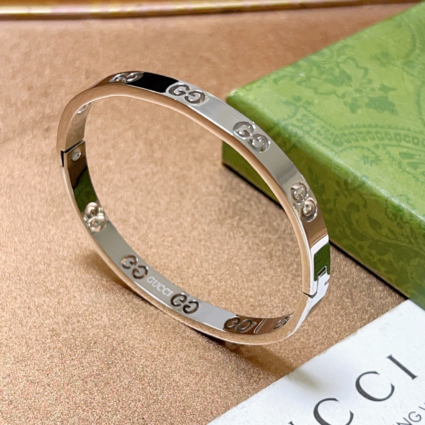 NO:555647,Batch. Gucci bracelets are unique and charming. The latest bracelets are of a higher grade. The same style as the star Anger Forest series. Double G classic series. Retro silver widened and high quality Gucci bracelets. The details are distressed. The shiny version is not available in the market. This one has been on the market. It is a best-selling model in Gucci. It is very good to match with trendy clothes, high-quality jewelry, gucci, and bracelets.19860909批.古驰手镯手环独特魅力十足最新款手镯 档次更高明星同款Anger Forest系列双G经典款系列复古银加宽高品质古驰手环 细节对版做旧处理 非市面亮面版型 这款一直在出 古驰里面热卖款 非常好搭配潮流衣服,饰品精品,gucci,bracelet,Jewelry