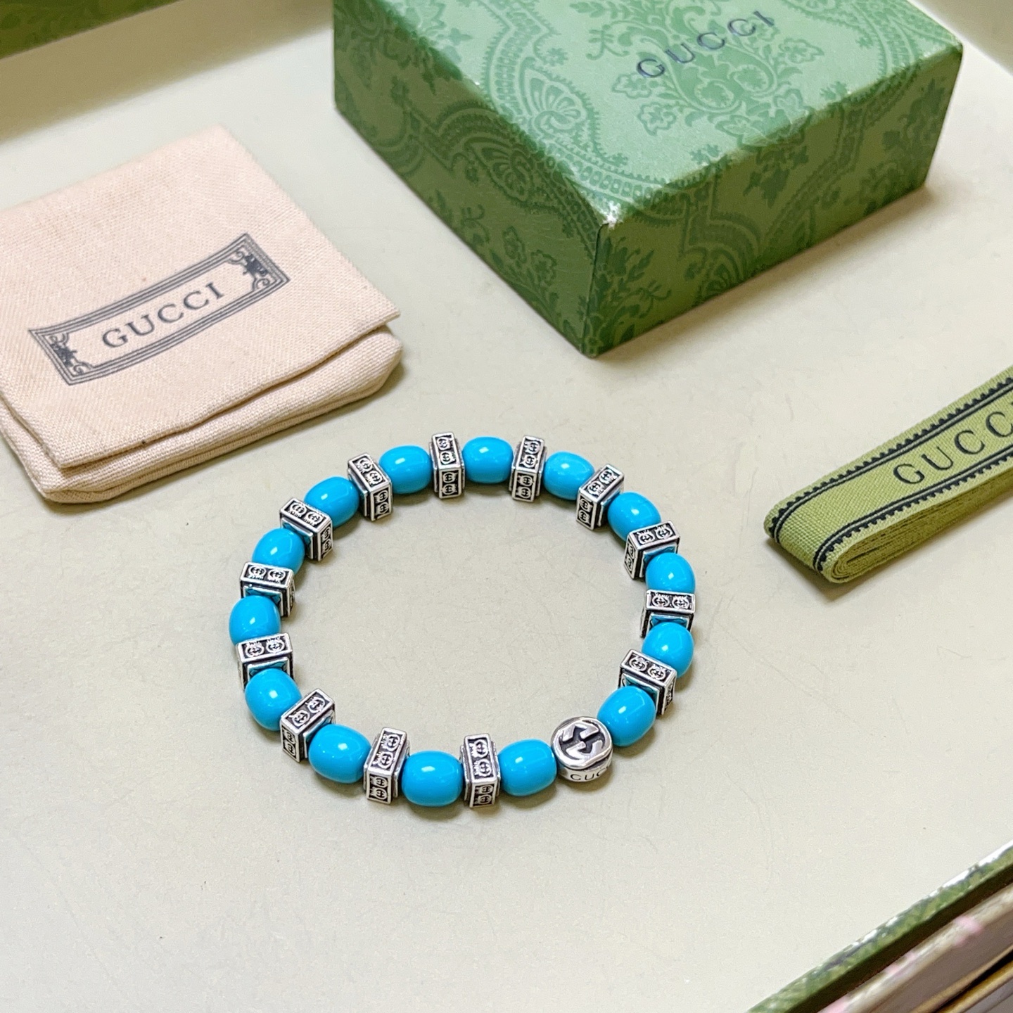 NO:555632,Batch Gucci bracelets for men and women. The latest natural stone and turquoise bracelets are of a higher grade. The same style as the Anger Forest series double g turquoise bracelets for celebrities. Size: 16-24 cm. The details are distressed. The shiny version is not available in the market. This model is not commonly made in the market. It has been released. It is a best-selling model in Gucci. It goes well with clothes, fine jewelry, gucci, and bracelets.19860909批 古驰手链男女同款 最新款天然石松石手链档次更高明星同款Anger Forest系列双g松石手链 尺寸:16-24厘米 细节对版做旧处理 非市面亮面版型 非市面普通做这款一直在出 古驰里面热卖款 非常好搭配衣服,饰品精品,gucci,bracelet,Jewelry