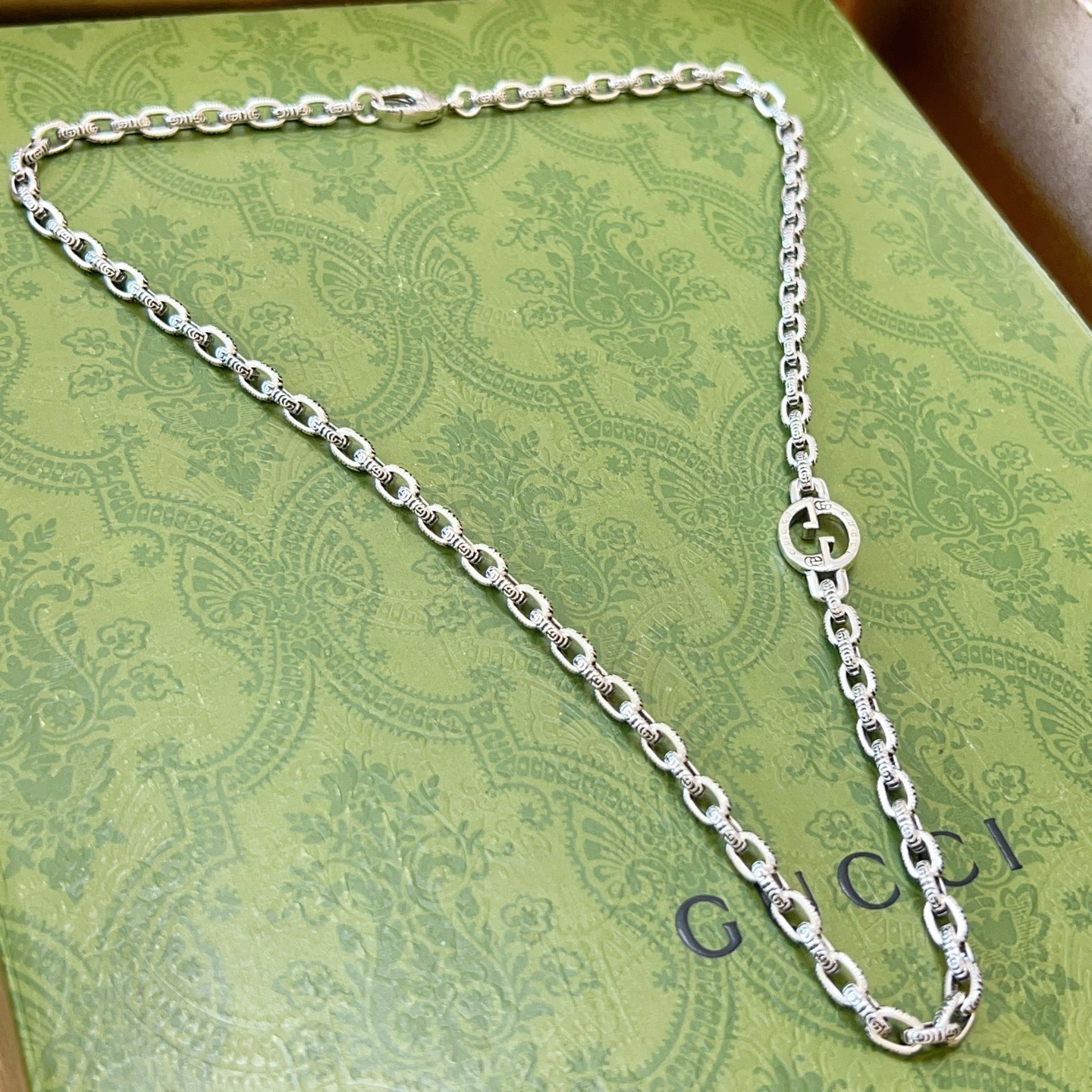 NO:555637,Batch. The latest model of Gucci necklace has a higher grade and is the same model as the star. It took more than a month to make it. It is meticulously crafted and handmade to create the perfect latest style. The Anger Forest series double G Gucci necklace. The details are distressed and not available in the market. This model has a bright surface. This model has been on the market. It is a best-selling model in Gucci. It is very suitable for trendy clothes, high-quality jewelry, Gucci, and necklaces.19860909批.古驰项链最新款链条档次更高明星同款.花了一个多月做出来精工细致纯手工打造完美的最新款式 Anger Forest系列双G古驰项链 细节对版做旧处理 非市面亮面版型 这款一直在出 古驰里面热卖款 非常好搭配潮流衣服,饰品精品,gucci,necklace,Jewelry