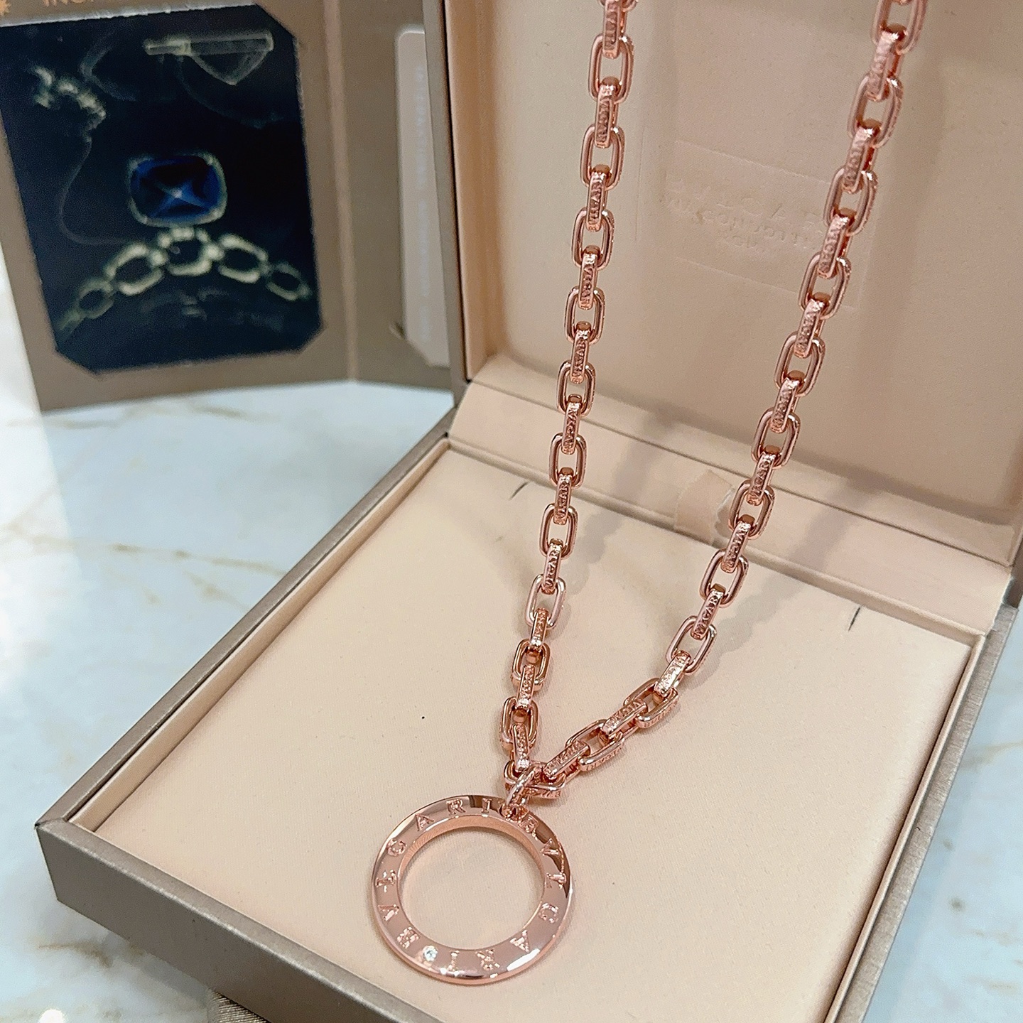 NO:555657,Batch. Bulgari necklace V gold material BVLGARI BVLGARI DIVAS’ DREAM series The appearance is perfect, the details are invincible, the unique color is completely impeccable, and it is decorated with a classic ring shape design, which is simple yet elegant and eye-catching. The combination of V gold is more elegant, and the upper body is elegant and attractive. Same style for men and women. Bulgari necklaces, jewelry boutiques, bottega veneta, bvlgari, bvlgari, necklace19860909批.宝格丽项链V金材质 BVLGARI宝格丽 DIVAS‘ DREAM 系列 品相完美,细节无敌,那种独特的色泽完全无可挑剔,再缀以经典指环外形设计,简约之余却又优雅夺目,V金的组合更显气色,上身雅致动人.男女同款 宝格丽项链,饰品精品,bottega veneta,bvlgari,bvlgari,necklace,Jewelry