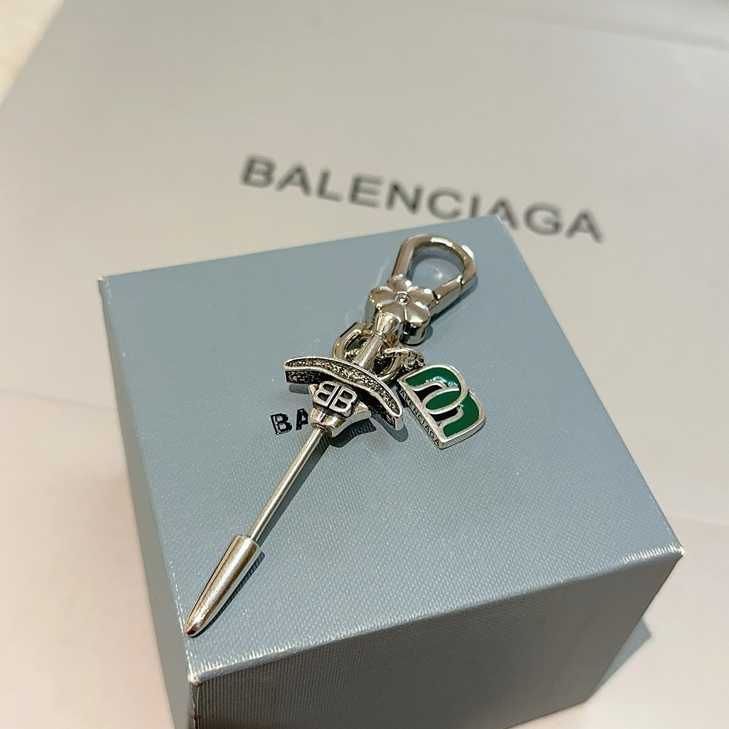 NO:555673,The first batch of new products released Balenciaga bag charm keychain Balenciaga keychain The latest bag charms are of a higher grade and are the same style as celebrities Classic co-branded design concept keychain series The details are distressed and not available in the market Glossy version This one has been on the market. The best-selling model in Balenciaga. Very good match with trendy backpacks, jewelry boutiques, balenciaga, backpacks, keychain19860909批新品发布 巴黎世家包包挂饰钥匙扣 巴黎世家钥匙扣 最新款包包挂饰档次更高明星同款 经典款联名设计理念钥匙扣系列 细节对版做旧处理 非市面亮面版型 这款一直在出 巴黎世家里面热卖款 非常好搭配潮流背包,饰品精品,balenciaga,backpacks,keychain,Jewelry