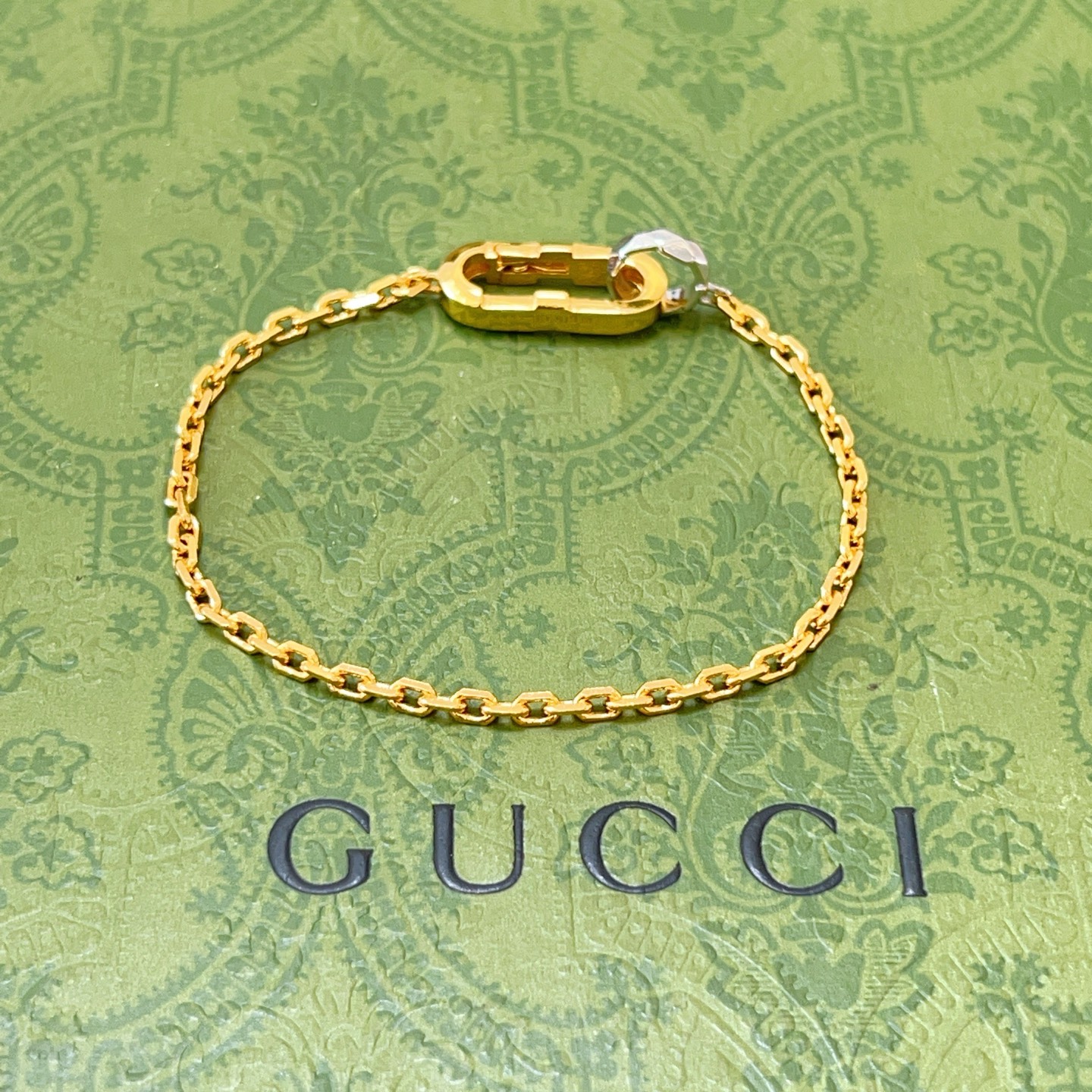 NO:555628,Batch. Newly released Gucci Gucci bracelet, the latest classic style. Exquisite no matter the 3G style. The texture is absolutely top-notch. You can understand the original logo at a glance. Super nice. The best choice for matching clothes. A must-have artifact for men and women. Boutique jewelry. Gucci, gucci, bracelet.19860909批. 新出炉 Gucci古驰手链最新款的经典款 精致无论3G款式 质感 都是绝对的顶尖feel 只要看一眼就懂了原版logo 超 nice 搭配衣服最佳的选择,男女同款必备神器,饰品精品,gucci,gucci,bracelet,Jewelry