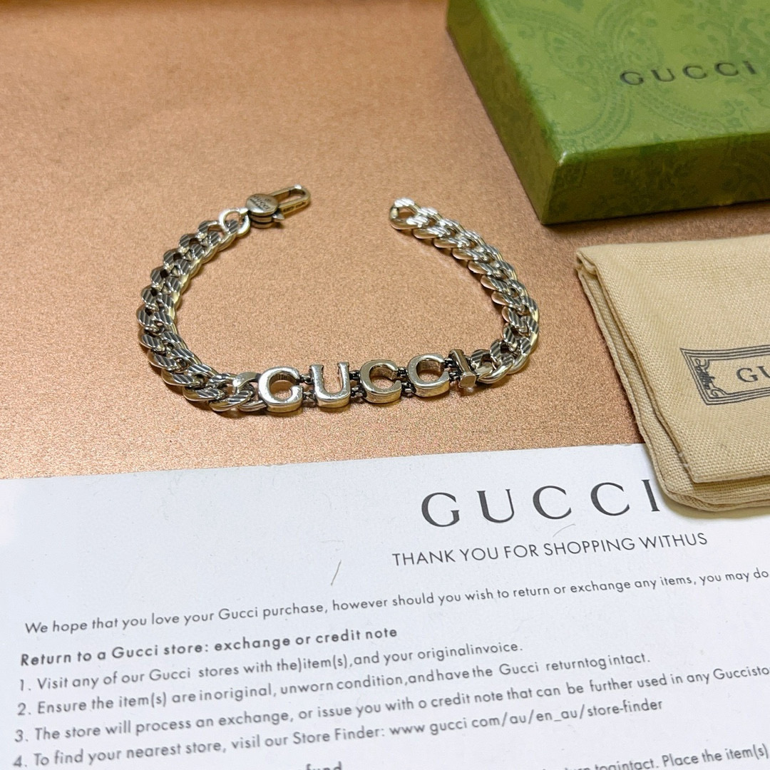 NO:555633,Batch. The latest Gucci bracelet recommended by Gucci is released. The latest classic model of Gucci bracelet is exquisite, regardless of style and texture. It is absolutely top-notch. You can understand the original logo at a glance. Super nice. The best choice to match clothes, a must-have artifact for men and women. Simple and elegant, low-key and luxurious. Size 18.20. 22.24 cm, fine jewelry, gucci, gucci, bracelet19860909批. 古驰推荐款最新古驰手链出炉 Gucci古驰手链最新款的经典款 精致无论款式 质感 都是绝对的顶尖feel 只要看一眼就懂了原版logo 超 nice 搭配衣服最佳的选择,男女同款必备神器 简单又大气,低调显奢华 码数18.20. 22. 24厘米,饰品精品,gucci,gucci,bracelet,Jewelry