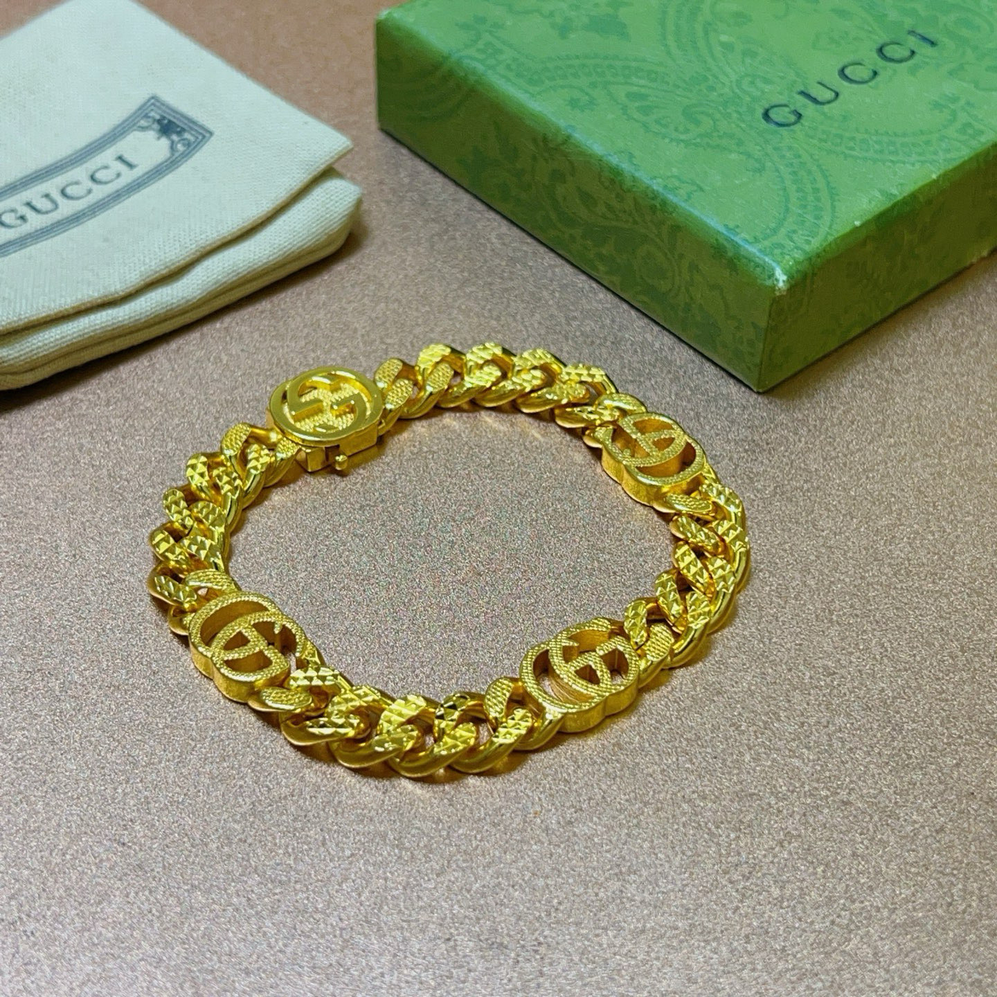 NO:555649,Batch. Gucci's new recommended models for the Year of the Snake 2025 are newly released. The latest classic model of Gucci Gucci bracelet is exquisite regardless of style and texture. It is absolutely top-notch. You can understand the original logo at a glance. Super nice. The most suitable choice for matching clothes. A must-have artifact for men and women. Size 18 20 22 24 cm. Simple and grand, low-key and luxurious. Boutique jewelry, gucci, gucci, bracelet19860909批 . 古驰蛇年新款推荐款2025最新出炉 Gucci古驰手链最新款经典款 精致无论款式 质感 都是绝对的顶尖feel 只要看一眼就懂了原版logo 超 nice 搭配衣服最适合的选择,男女同款必备神器 码数18 20 22 24厘米 简单又大气,低调显奢华,饰品精品,gucci,gucci,bracelet,Jewelry