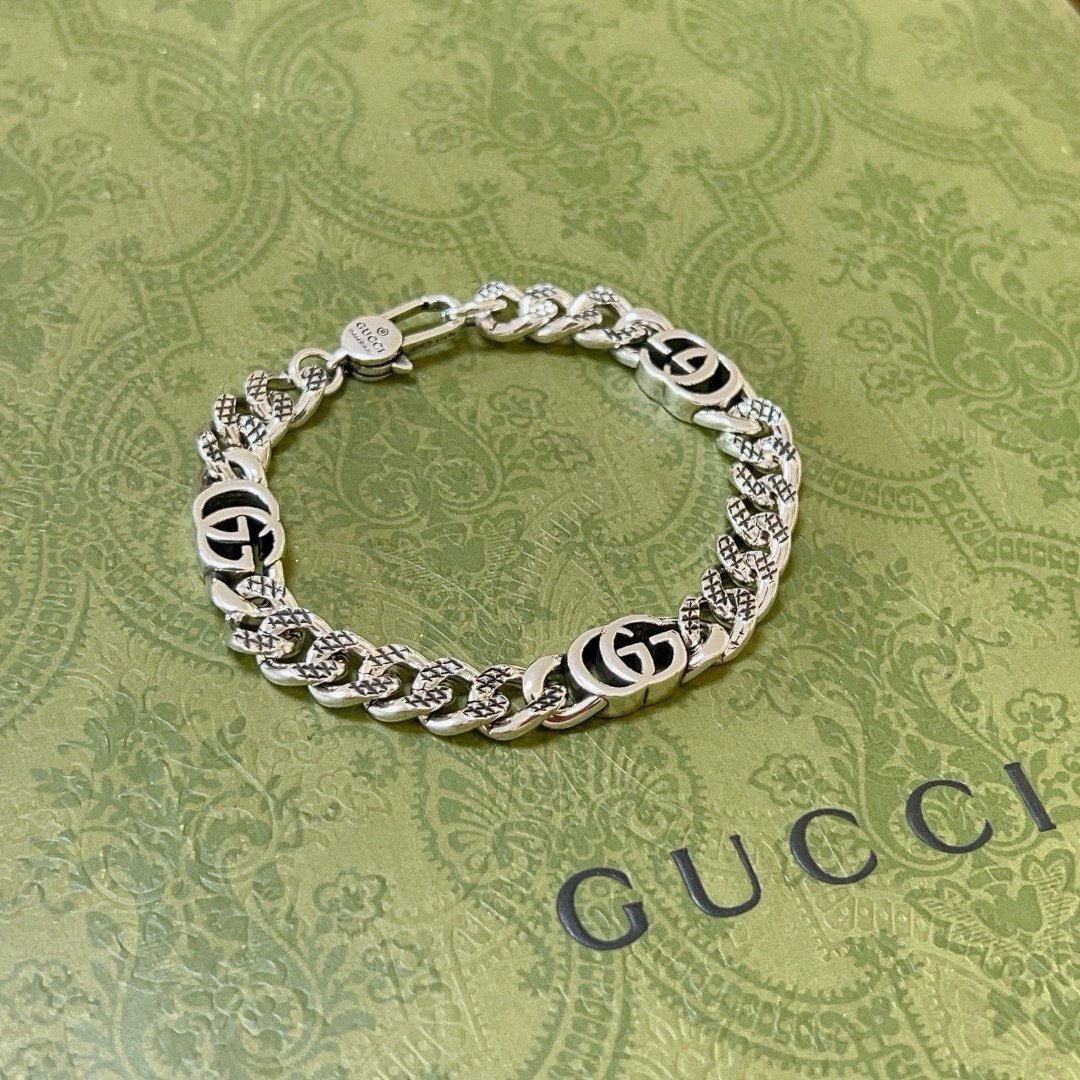 NO:555658,Batch. The latest Gucci bracelet is the latest classic model. It is exquisite regardless of style and texture. It is absolutely top-notch. You can understand the original logo at a glance. It is super nice. It is the best choice for matching clothes. It is a must-have item for men and women. The size is 18.20.22.24 cm. It can also be changed to other sizes. It is a boutique jewelry, gucci, gucci, bracelet.19860909批. 最新出炉 Gucci古驰手链最新款的经典款 精致无论款式 质感 都是绝对的顶尖feel 只要看一眼就懂了原版logo 超 nice 搭配衣服最佳的选择,男女同款必备神器 码数18.20.22.24厘米 还可以改其他尺寸,饰品精品,gucci,gucci,bracelet,Jewelry
