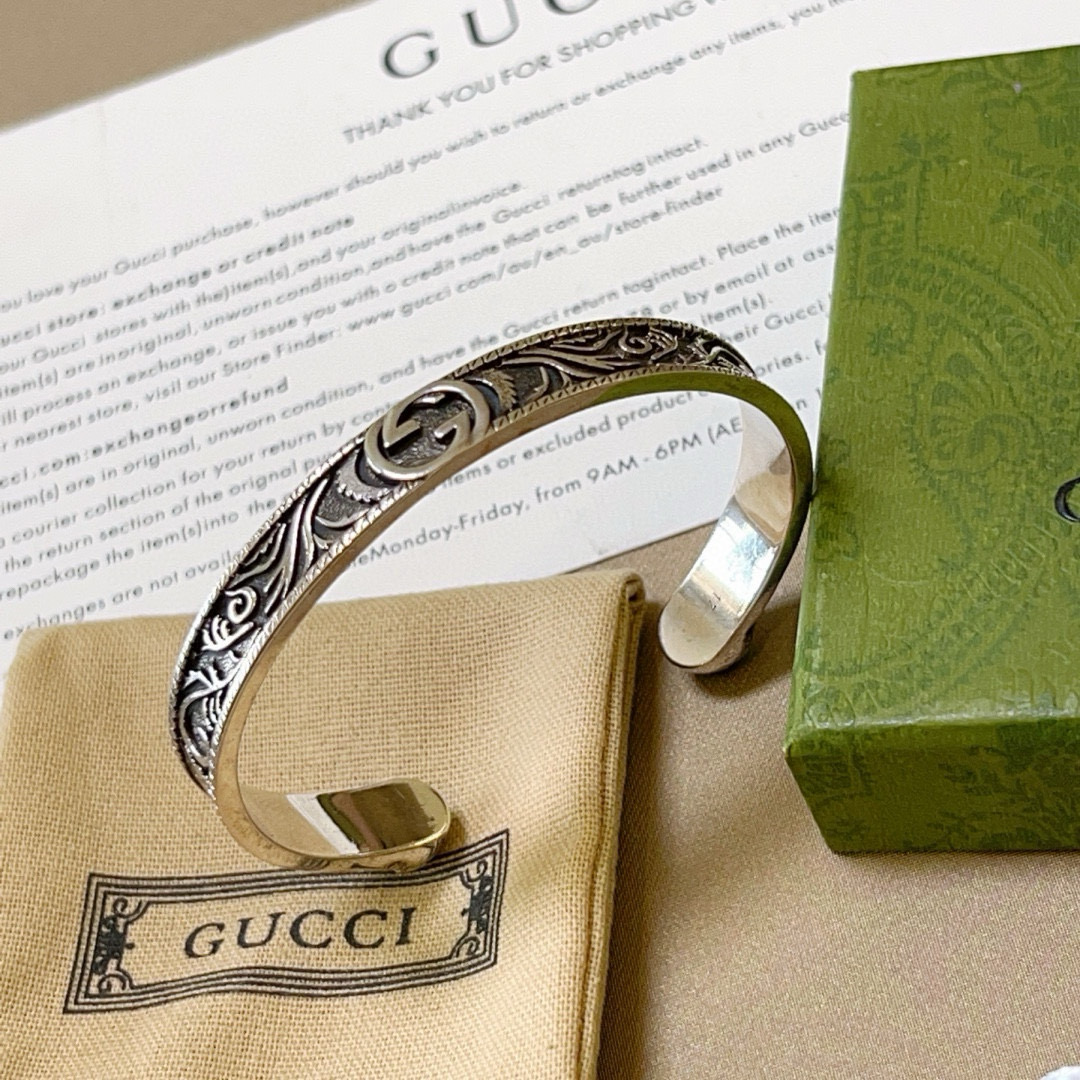 NO:555674,Approved. Look for the exclusive thickened and widened Gucci bracelet, unique and charming. The latest bracelet. Higher grade. Anger Forest series, double G classic series, vintage silver, high-quality new Gucci bracelet. The details are distressed. Non-market glossy version. This one has been released. It is a best-selling model in Gucci. It goes well with trendy clothes, high-quality jewelry, gucci, and bracelets.19860909批.认准独家加厚加宽古驰手镯手环独特魅力十足最新款手镯 档次更高明星同款Anger Forest系列双G经典款系列复古银高品质新品古驰手环 细节对版做旧处理 非市面亮面版型 这款一直在出 古驰里面热卖款 非常好搭配潮流衣服,饰品精品,gucci,bracelet,Jewelry