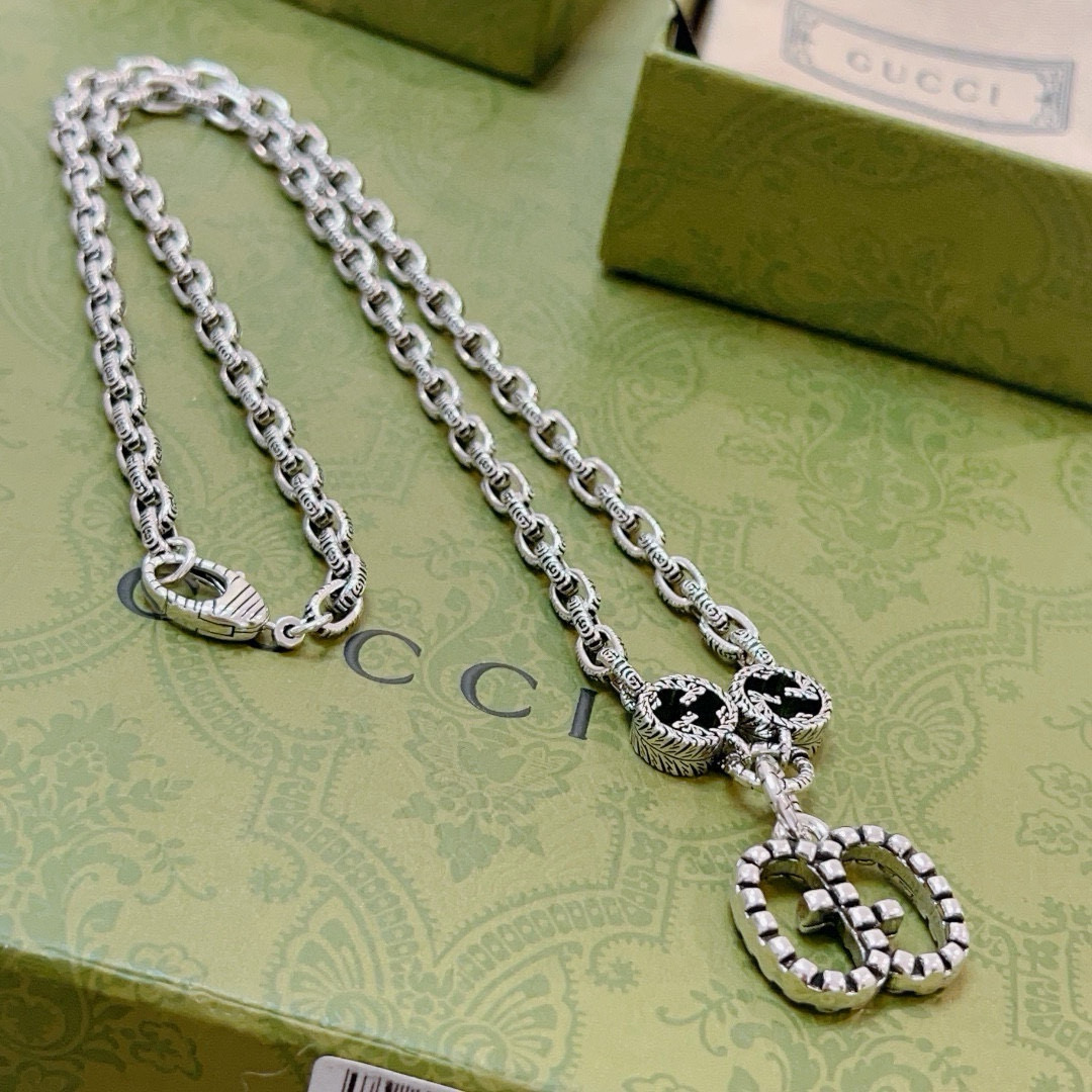 NO:555678,The latest Gucci necklace has a higher grade. The same model as the star Anger Forest series double G classic necklace series retro silver necklace. The length of the chain is 60 cm and the length can be changed. The details are distressed. The shiny version is not available in the market. This one has been on the market. It is a best-selling model in Gucci. It is very good to match with trendy clothes, fine jewelry, gucci, and necklace.19860909批古驰项链最新款链条档次更高明星同款Anger Forest系列双G经典款项链系列复古银项链 链长60厘米可改长度 细节对版做旧处理 非市面亮面版型 这款一直在出 古驰里面热卖款 非常好搭配潮流衣服,饰品精品,gucci,necklace,Jewelry