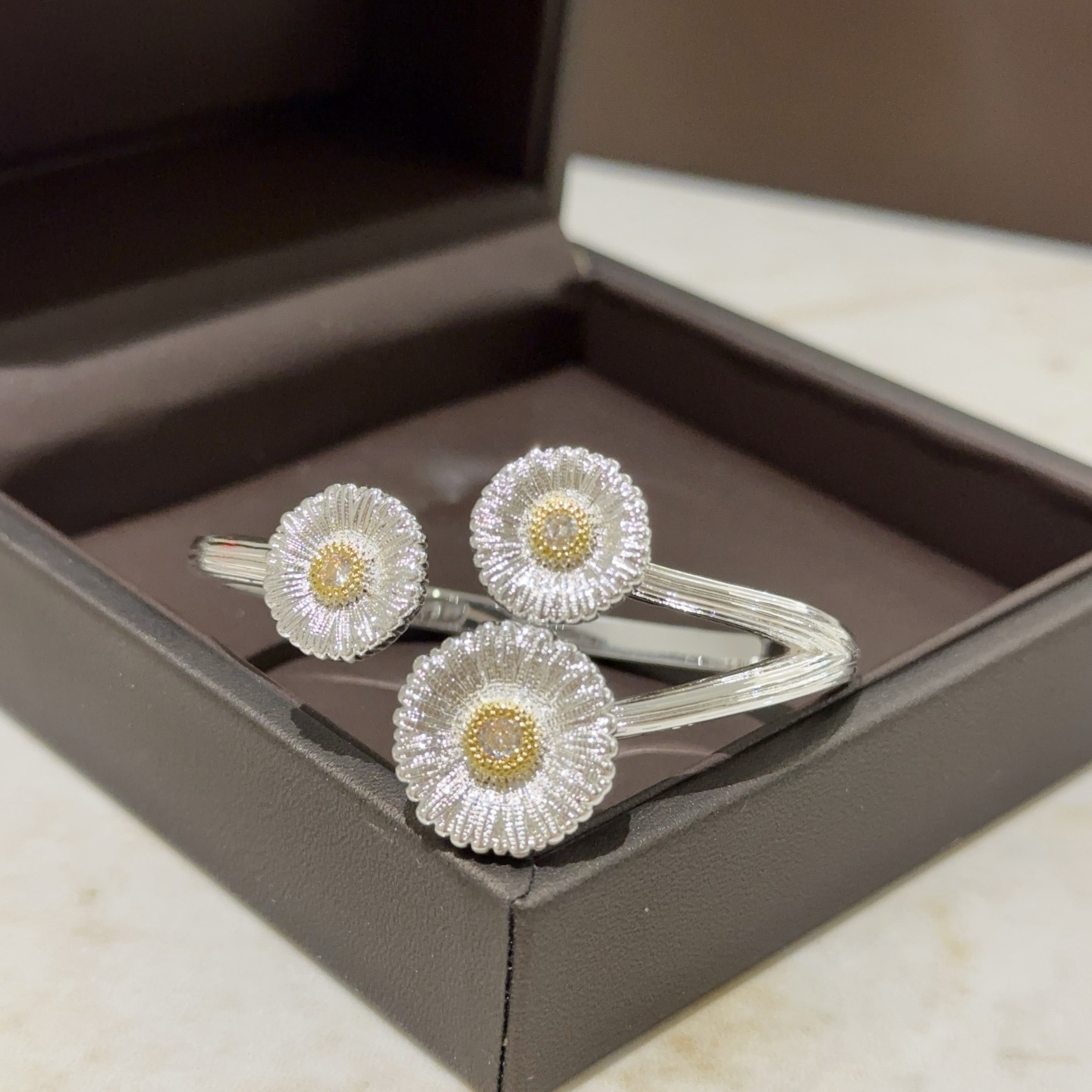 NO:555732,Approval. Look for the exclusive high-quality daisy bracelet Buccellati bracelet. Buccellati Italian high-end jewelry brand. Retro palace style bracelet. Exclusive ancient silver material, not the subtly gold material on the market. The outside is covered with ancient silver. High-quality Buccellati bracelet. Sunflower bracelet, boutique jewelry, bracelet.19860909批.认准独家高品质雏菊手镯 布契拉提手镯 Buccellati 意大利高级珠宝品牌 复古宫廷风手镯 独家古银材质,不是市面上亚金材质 外为包古银高品质 布契拉提手镯 太阳花手镯,饰品精品,bracelet,Jewelry