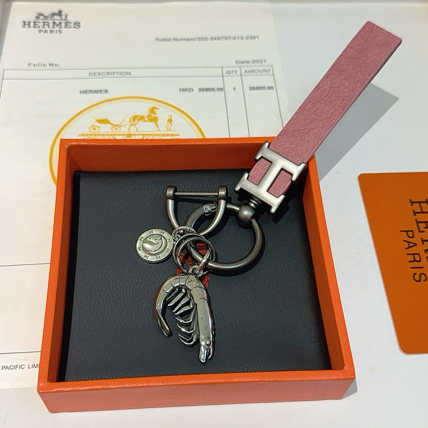 Hermes H Logo Shrimp Charm Porte-clés pendentif Gunmetal métal argenté cuir rose poussiéreux breloque crevette argentée médaillon cheval argenté 10 cm