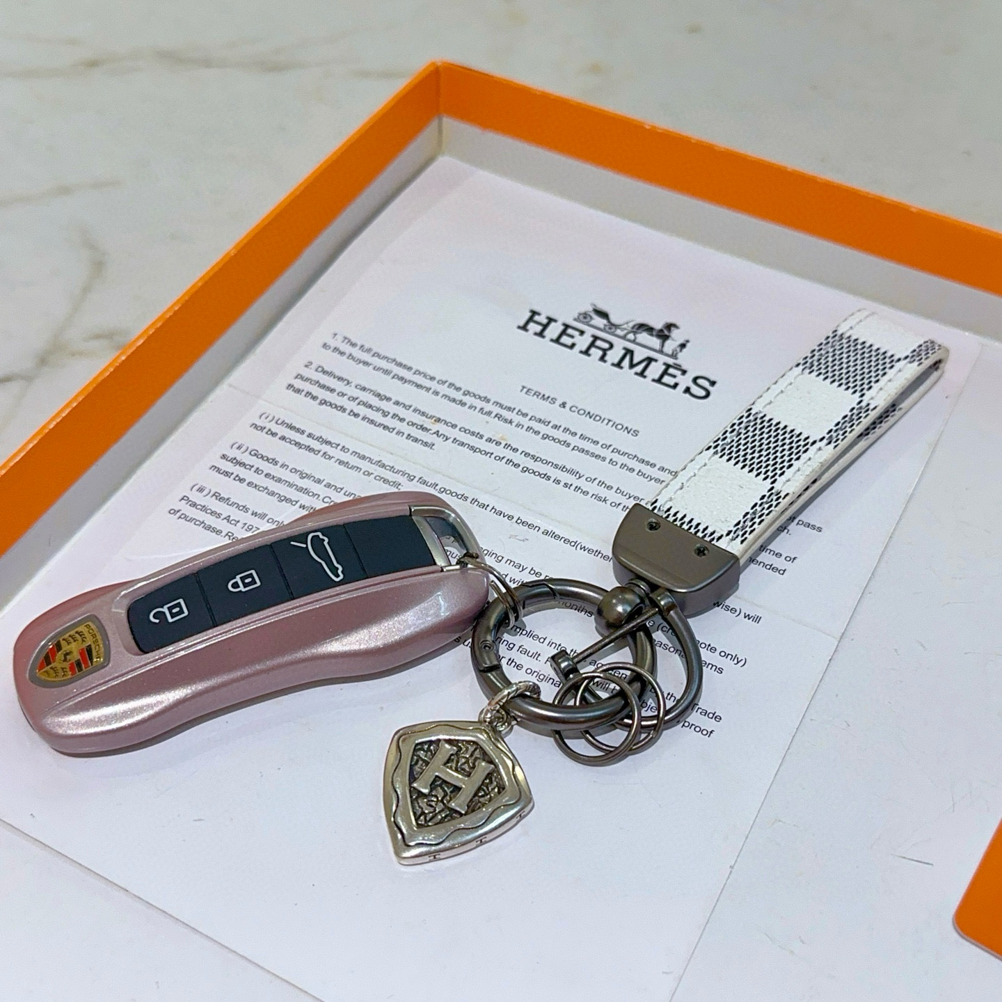 Pingente Hermes H Shield Key Charm Branco e cinza escuro em lona revestida de bronze e metal em tom prateado antigo 10 cm de comprimento total