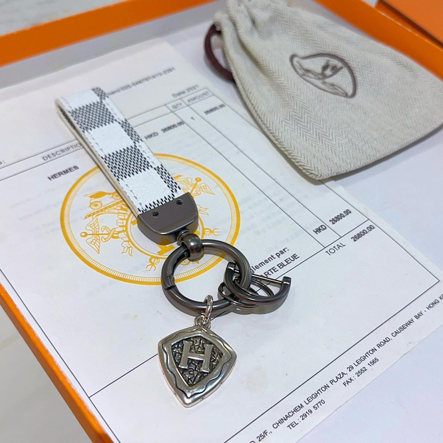 Pingente Hermes H Shield Key Charm Branco e cinza escuro em lona revestida de bronze e metal em tom prateado antigo 10 cm de comprimento total