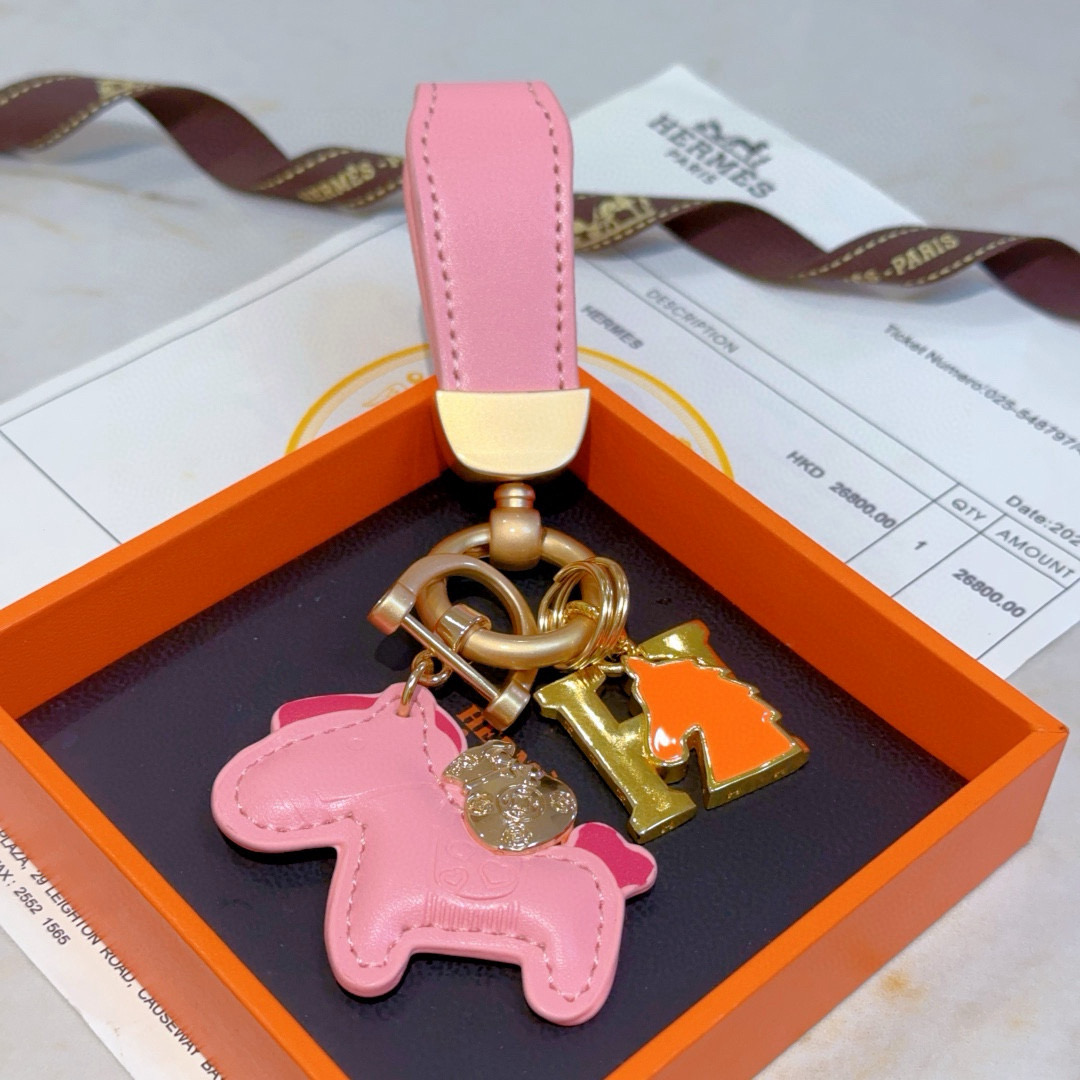 NO:555740,Batch. New Hermes Hermes keychain woven keychain thickened version platinum version. Advanced Seiko version [color] [color] Many Internet celebrities have the same style. Hermes pendant keychain is a test of the master's craftsmanship. It is not easy to ensure that every detail is in place [color] [color] High-end customization. Same style for men and women. Hermès is popular. 1:1 super fine star. The same k gold texture, crafted with high-end precision craftsmanship.  The car keychain is really awesome, fine jewelry, hermes, hermes, keychain19860909批.新款Hermes爱马仕钥匙扣编织钥匙扣加厚版 铂金版.高级精工版[色][色]众多网红同款 爱马仕挂饰钥匙扣太考验师傅的手艺了 要确保每个细节都到位不简单[色][色] 高端定制 男女同款 爱马仕火爆 1:1超精赞明星 同款 k金质感,精工高端工艺打造出炉. 车钥匙扣上真的赞爆,饰品精品,hermes,hermes,keychain,Jewelry