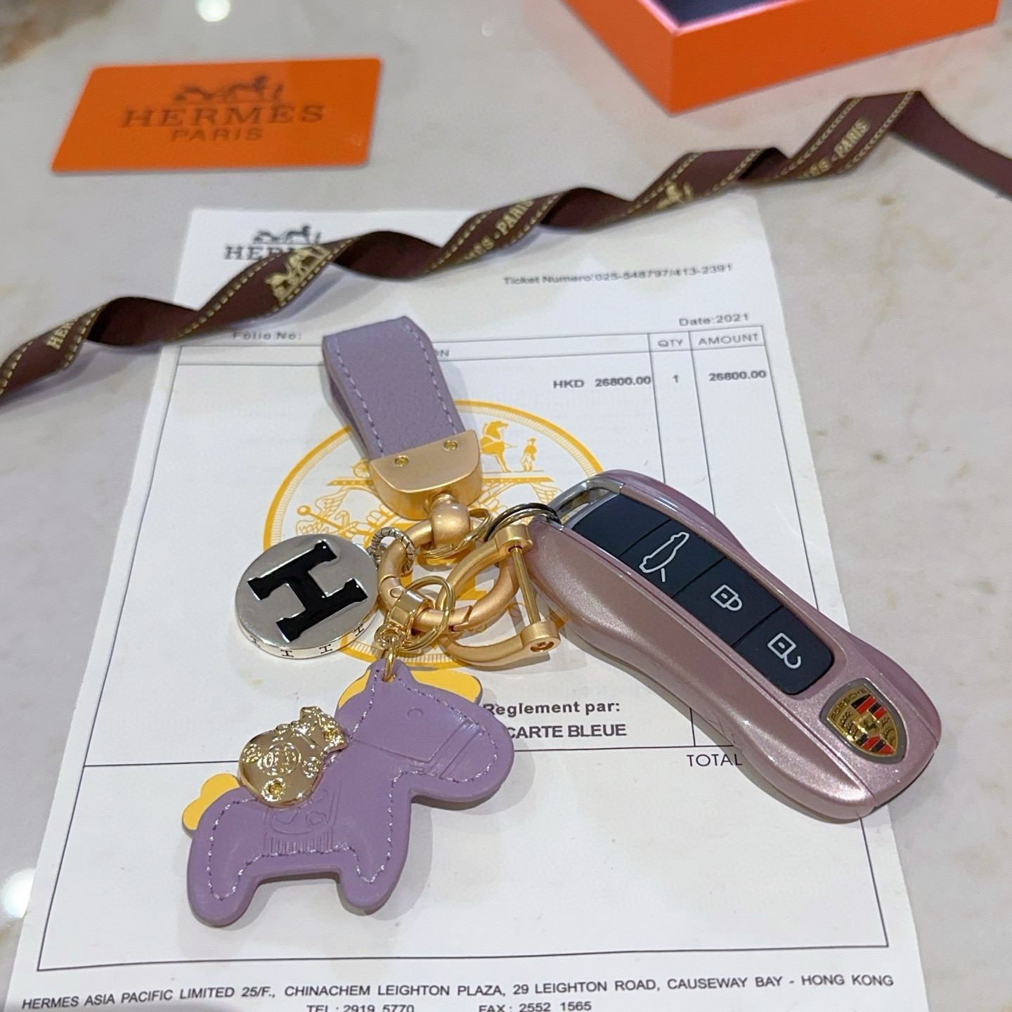 Hermes Rodeo Horse H Logo Key Charm pendentif métal doré mat cuir violet lavande métal argenté avec émail noir H accents de cuir jaune 8 cm de longueur totale
