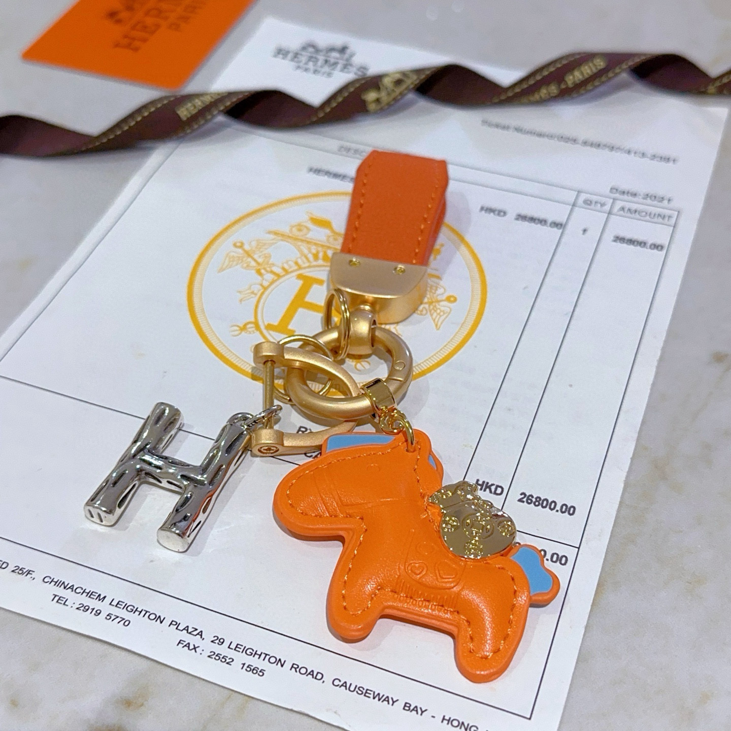 Pendentif Hermes Rodeo Pegase H Logo Key Charm Cuir orange avec accents bleu clair Quincaillerie en métal doré et argenté Longueur totale 8 cm