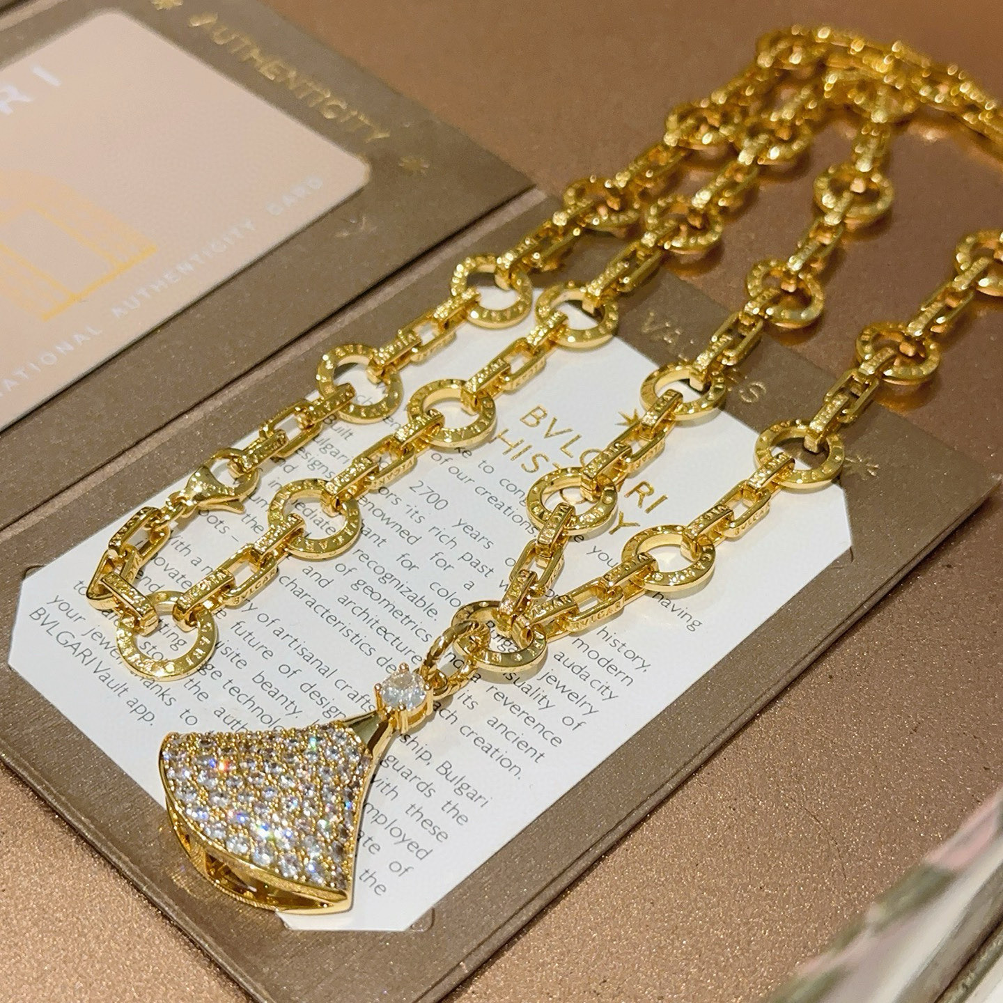 NO:555752,Batch Bulgari necklace V gold material. BVLGARI BVLGARI DIVAS' DREAM series. Perfect appearance, unparalleled details, the unique color is completely impeccable, and is decorated with a classic ring shape design. It is simple yet elegant and eye-catching. The combination of 18K gold is more elegant and elegant. Same style for men and women. Bvlgari necklace, fine jewelry, Bottega Veneta, bvlgari, bvlgari, necklace19860909批 宝格丽项链V金材质 .BVLGARI宝格丽 DIVAS‘ DREAM 系列 品相完美,细节无敌,那种独特的色泽完全无可挑剔,再缀以经典指环外形设计,简约之余却又优雅夺目,18K金的组合更显气色,上身雅致动人.男女同款 宝格丽项链,饰品精品,bottega veneta,bvlgari,bvlgari,necklace,Jewelry